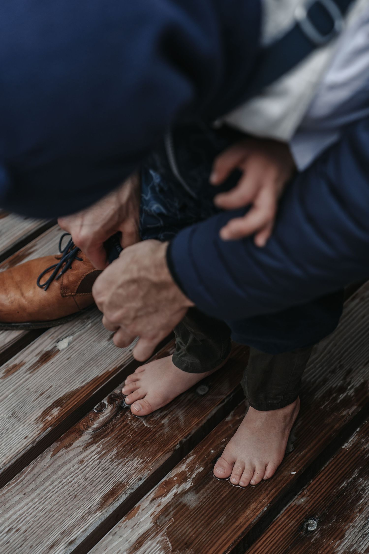 Bräutigam hilft der Braut beim Anziehen der Schuhe
