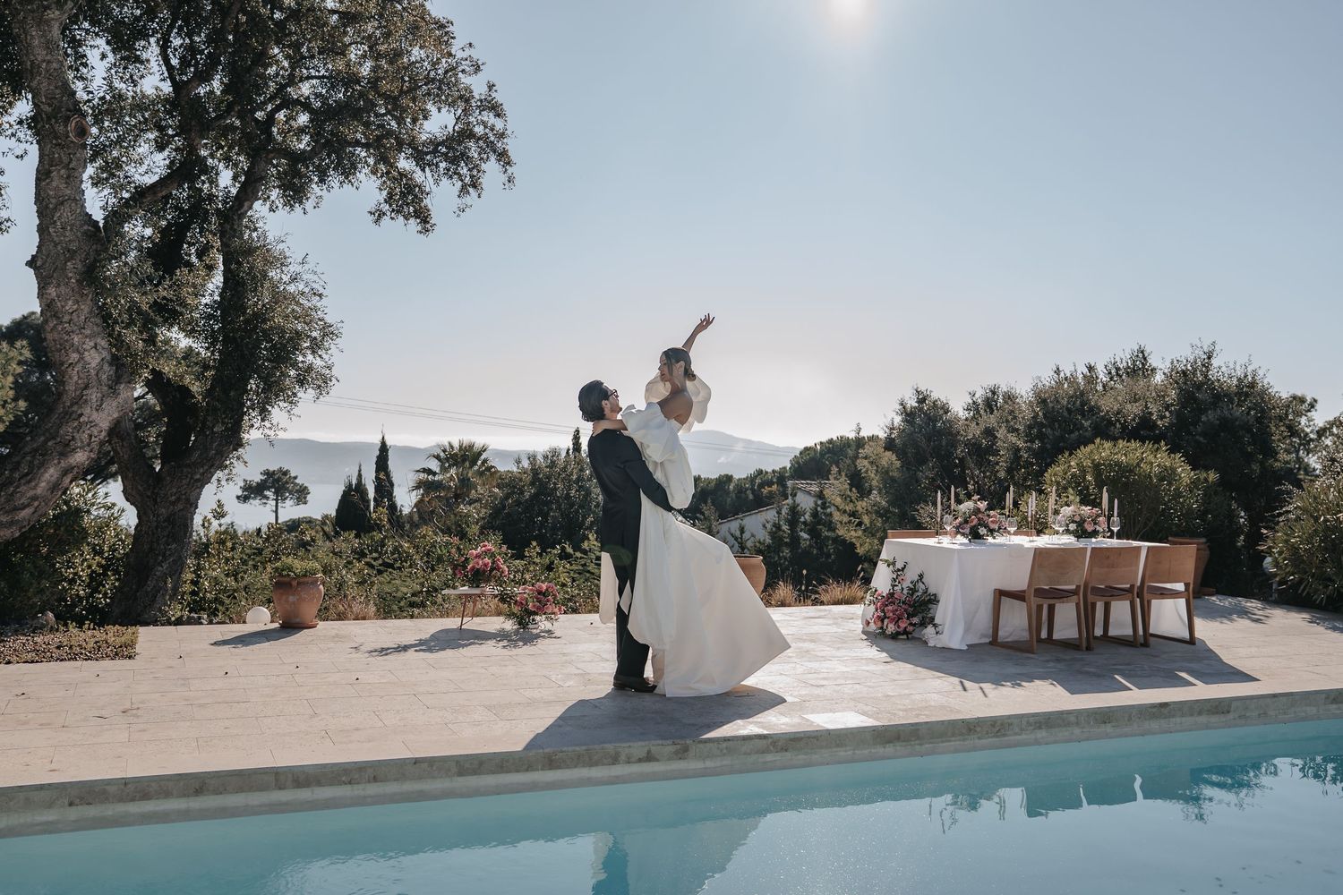 Brautpaar an der gedeckten Tafel am Pool einer Villa in Italien