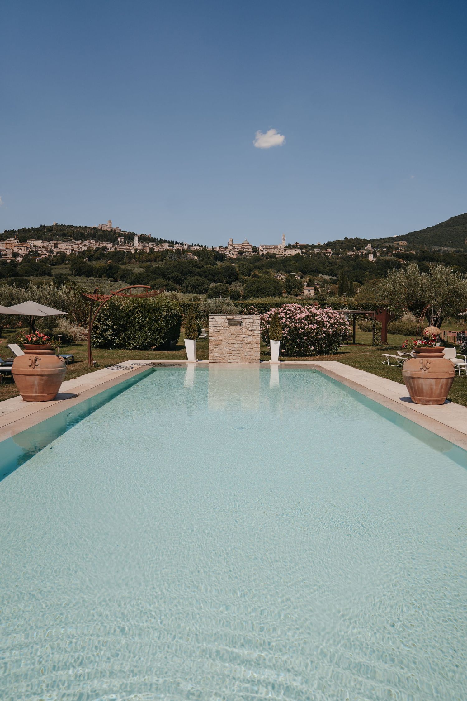 Pool einer Villa in Umbrien mit Blick über die Hügel