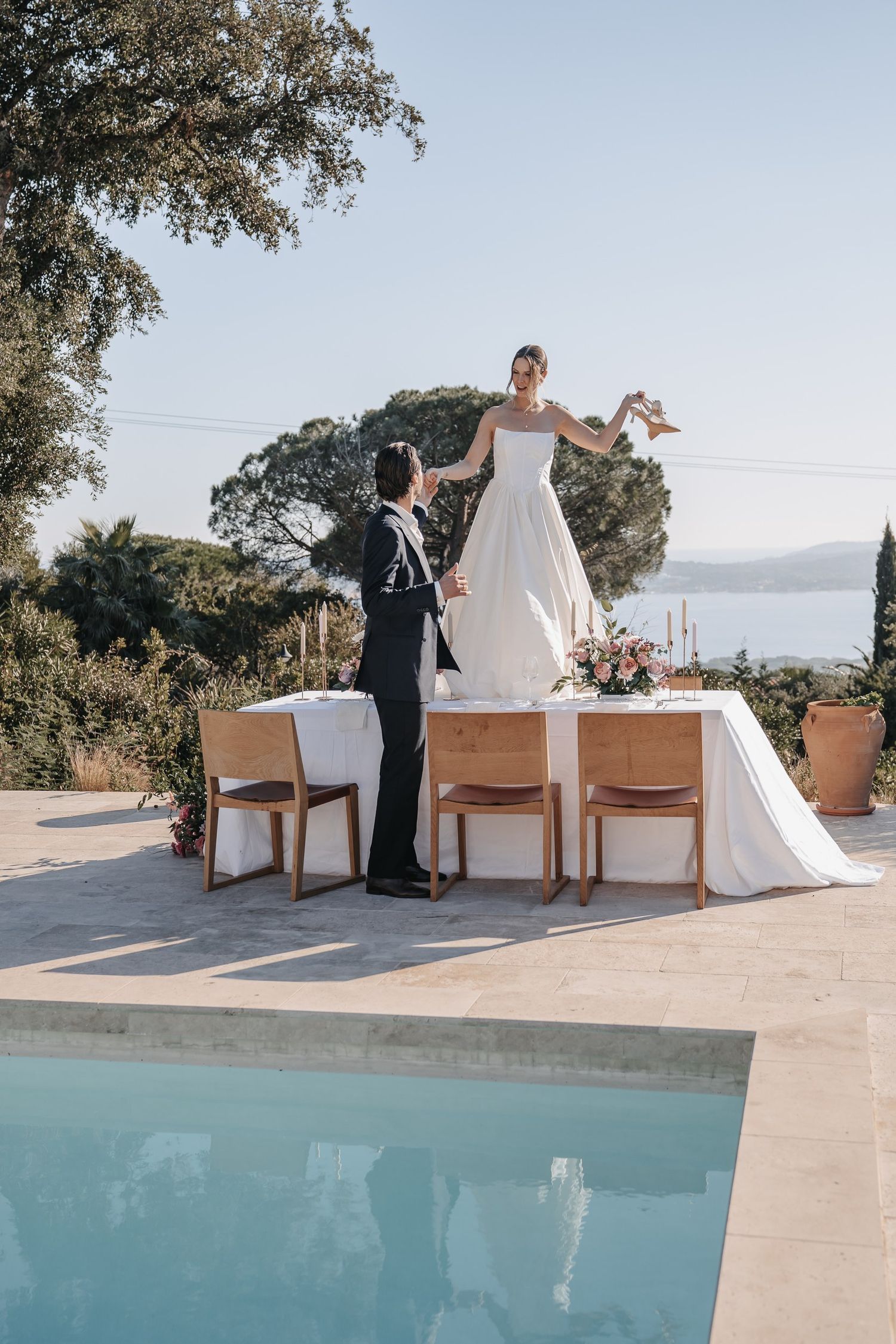 Brautpaar bei Trauung mit Blick auf das Meer, Destination Wedding in Italien