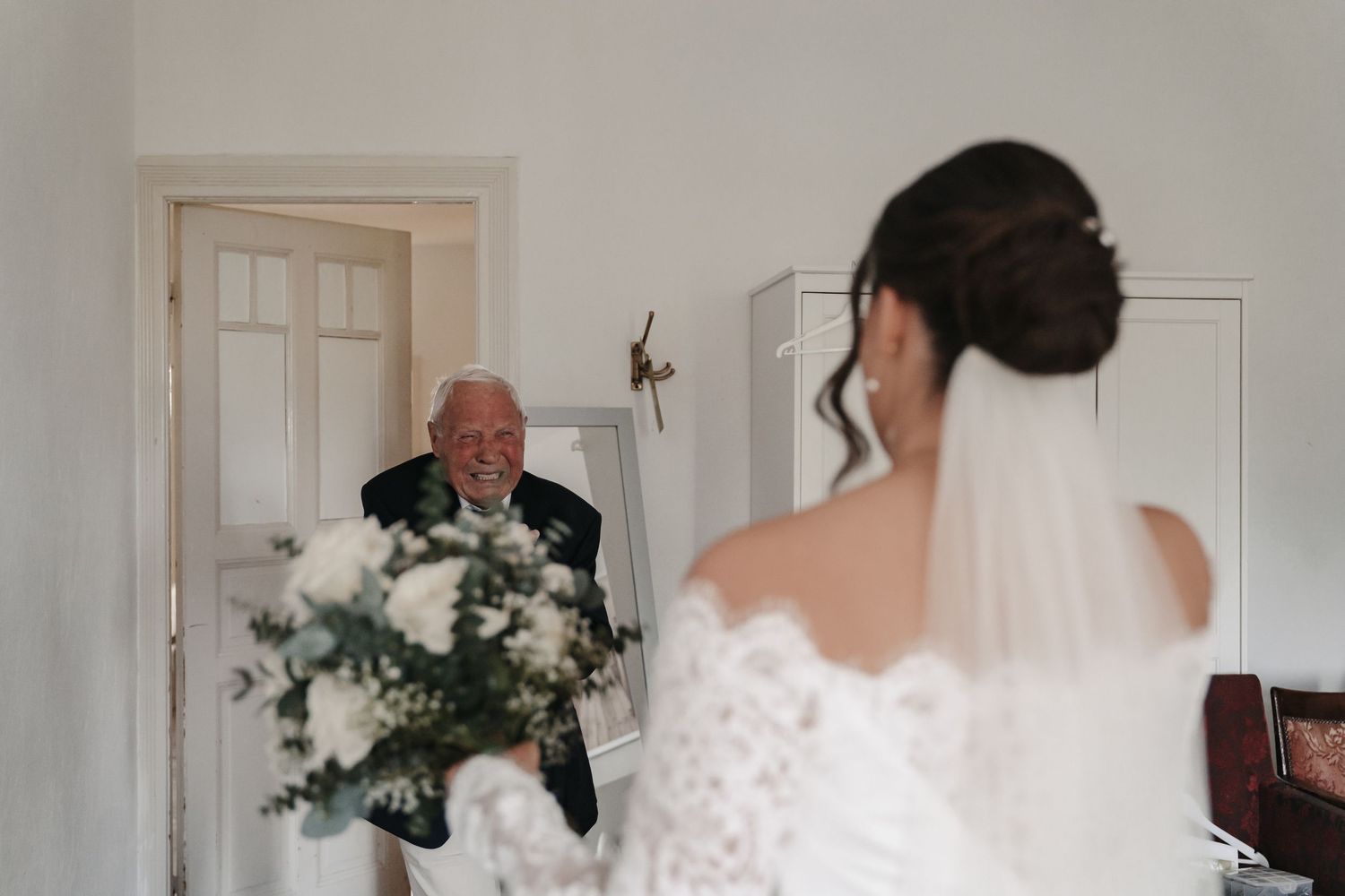 Braut von hinten, First Look mit ihrem Opa im Zimmer