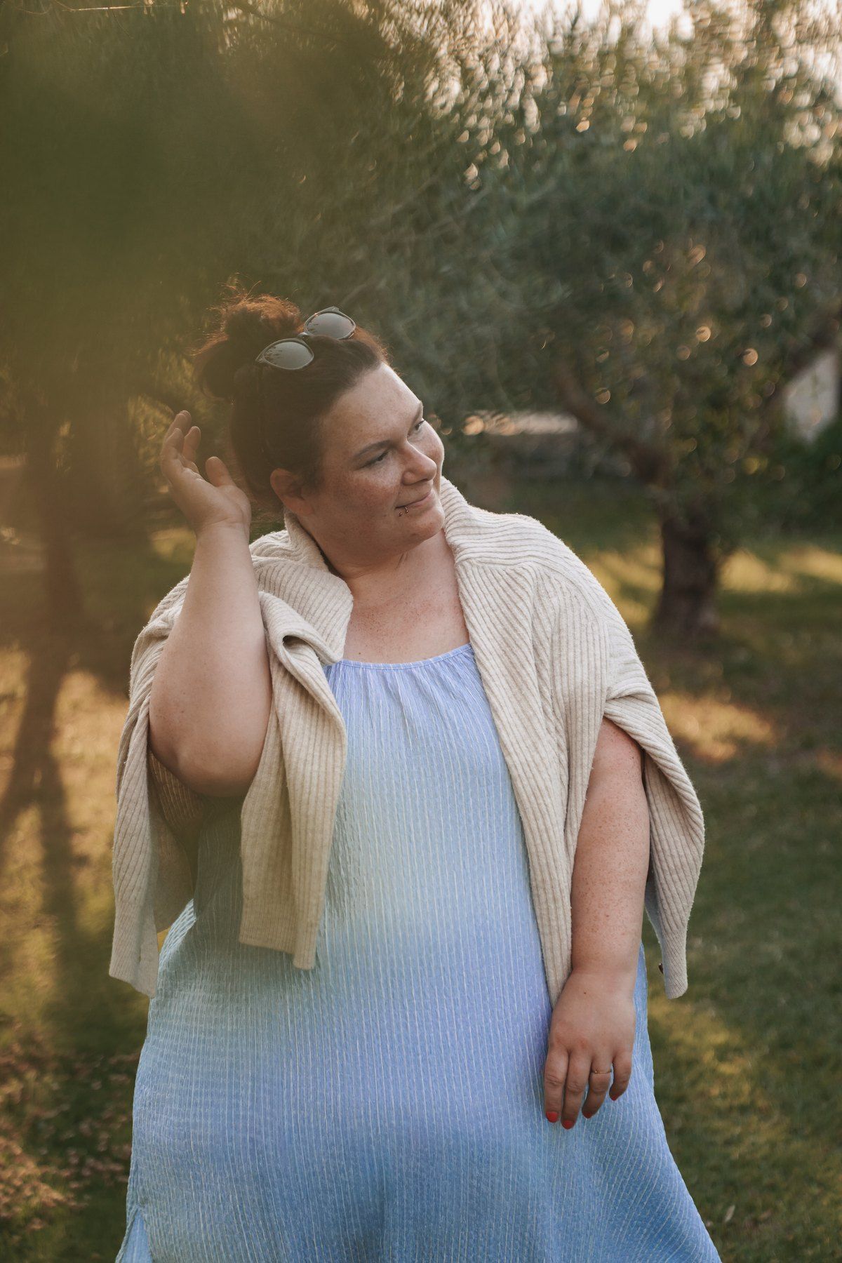 Eileen Camin, Hochzeitsfotografin für Destination Weddings, im Olivenhain in Italien