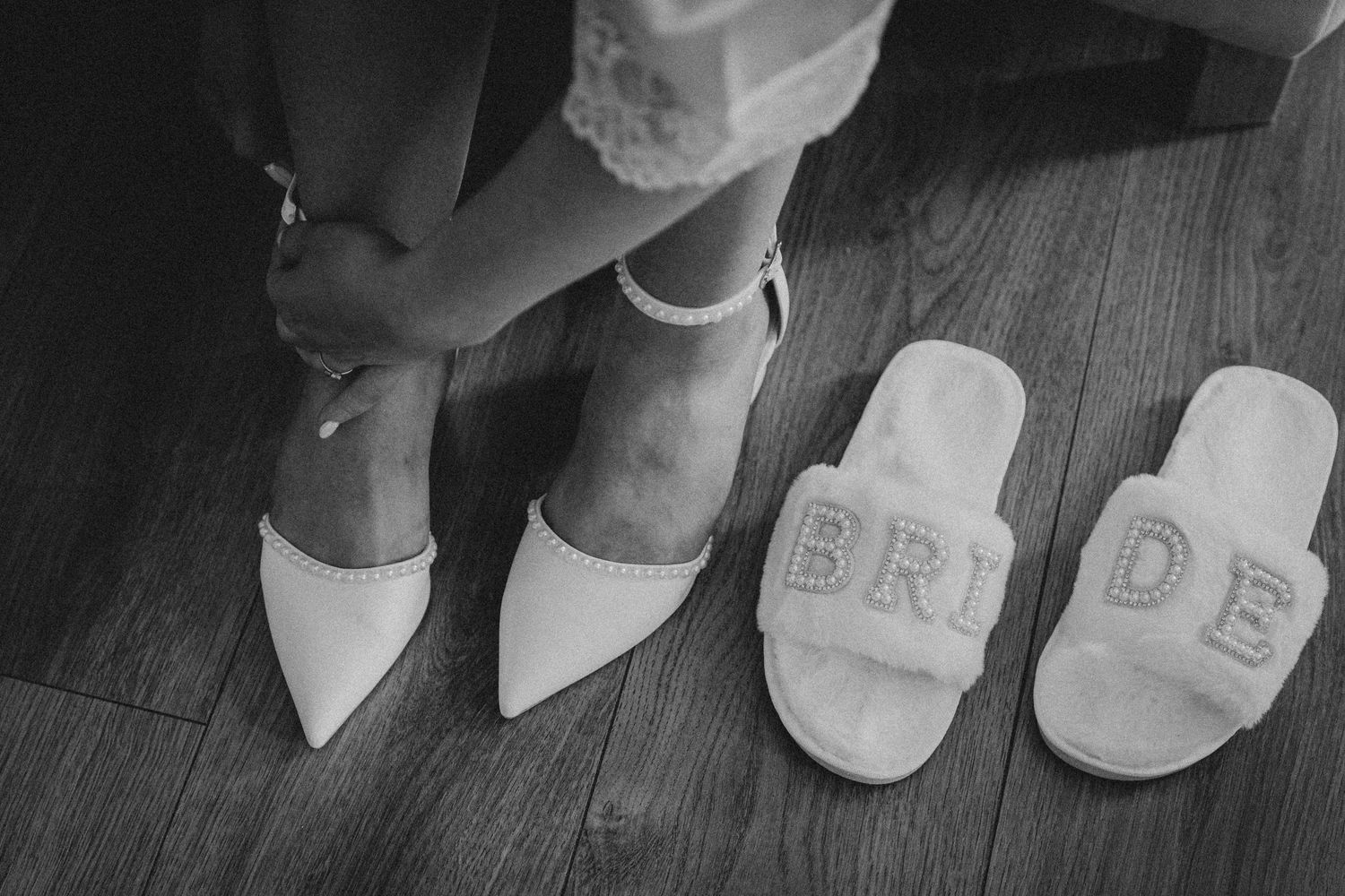 Brautschuhe neben Slippern mit BRIDE-Schriftzug