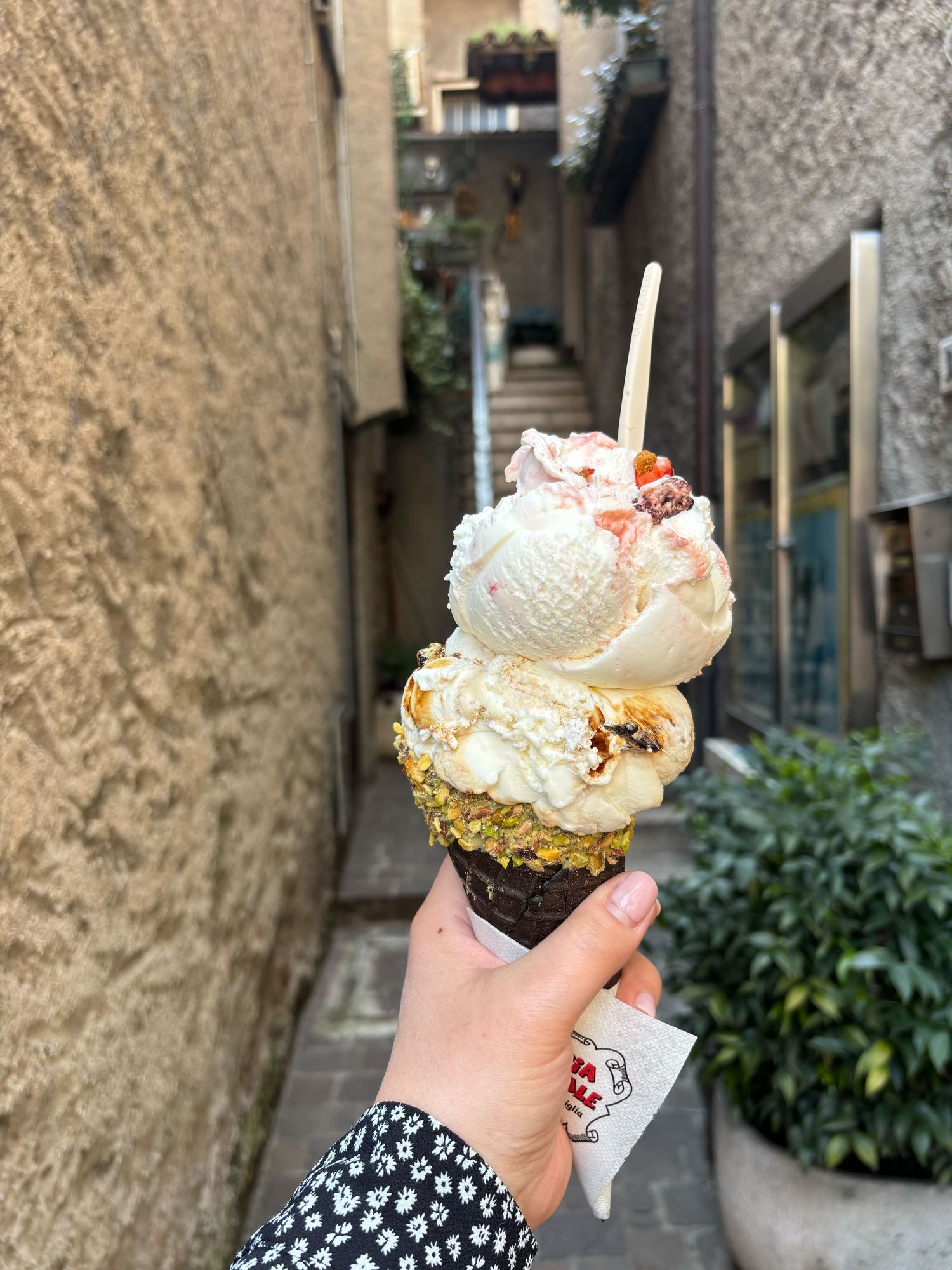 Eileen Camin mit einem Eis in einer italienischen Altstadtgasse