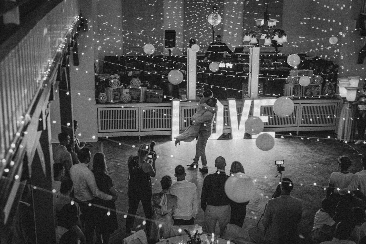 Ausgelassene Hochzeitsparty auf der Tanzfläche, Schwarzweiß