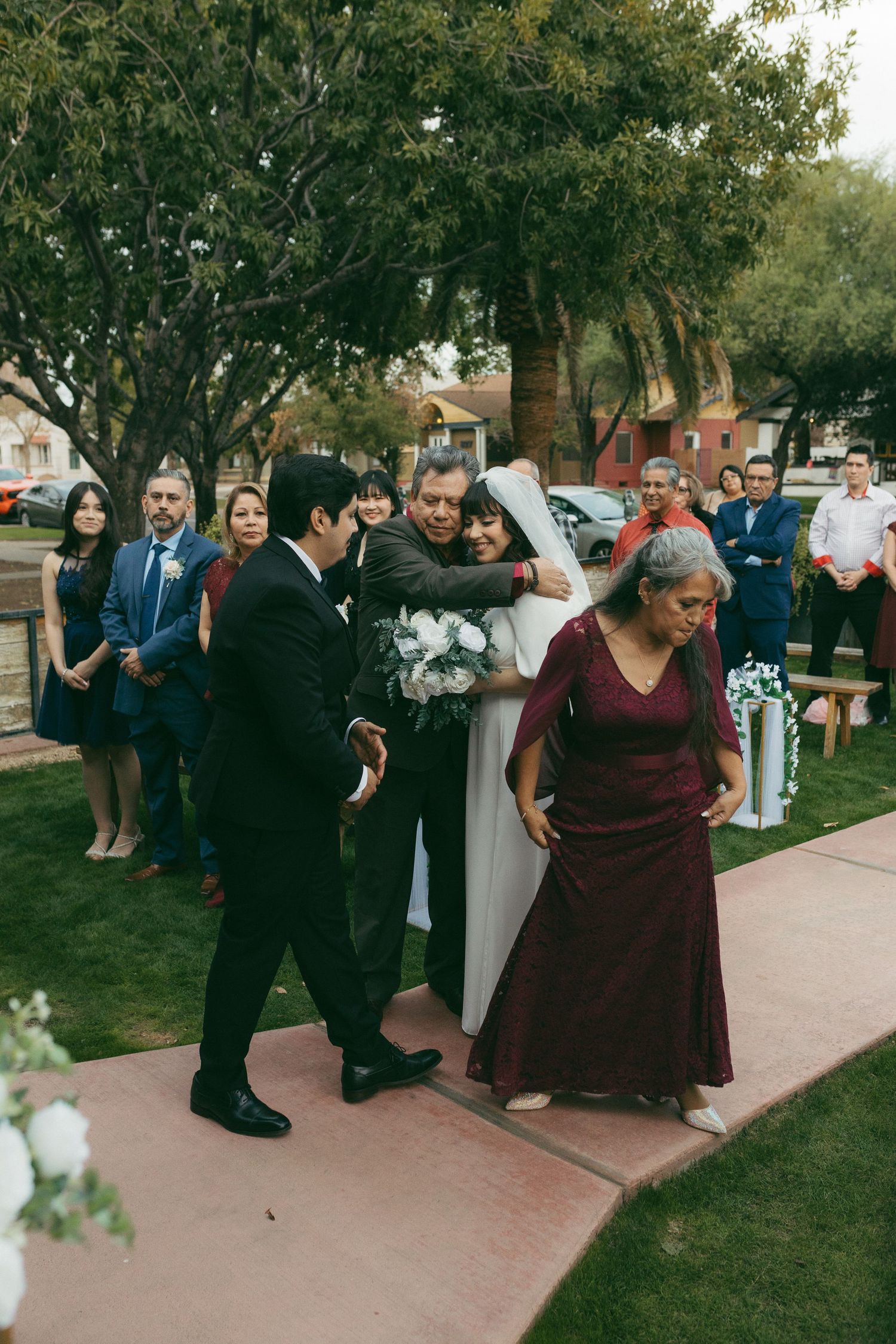 Emotional first look photos
Romantic desert wedding photography
Elegant wedding details
Modern classic wedding portraits
Film-inspired elope