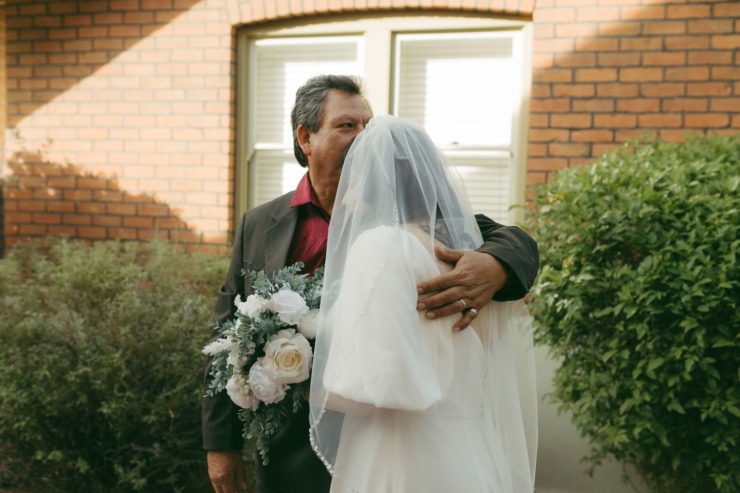 Elopement photography for adventurous couples
Editorial-style wedding portraits
Genuine wedding storytelling