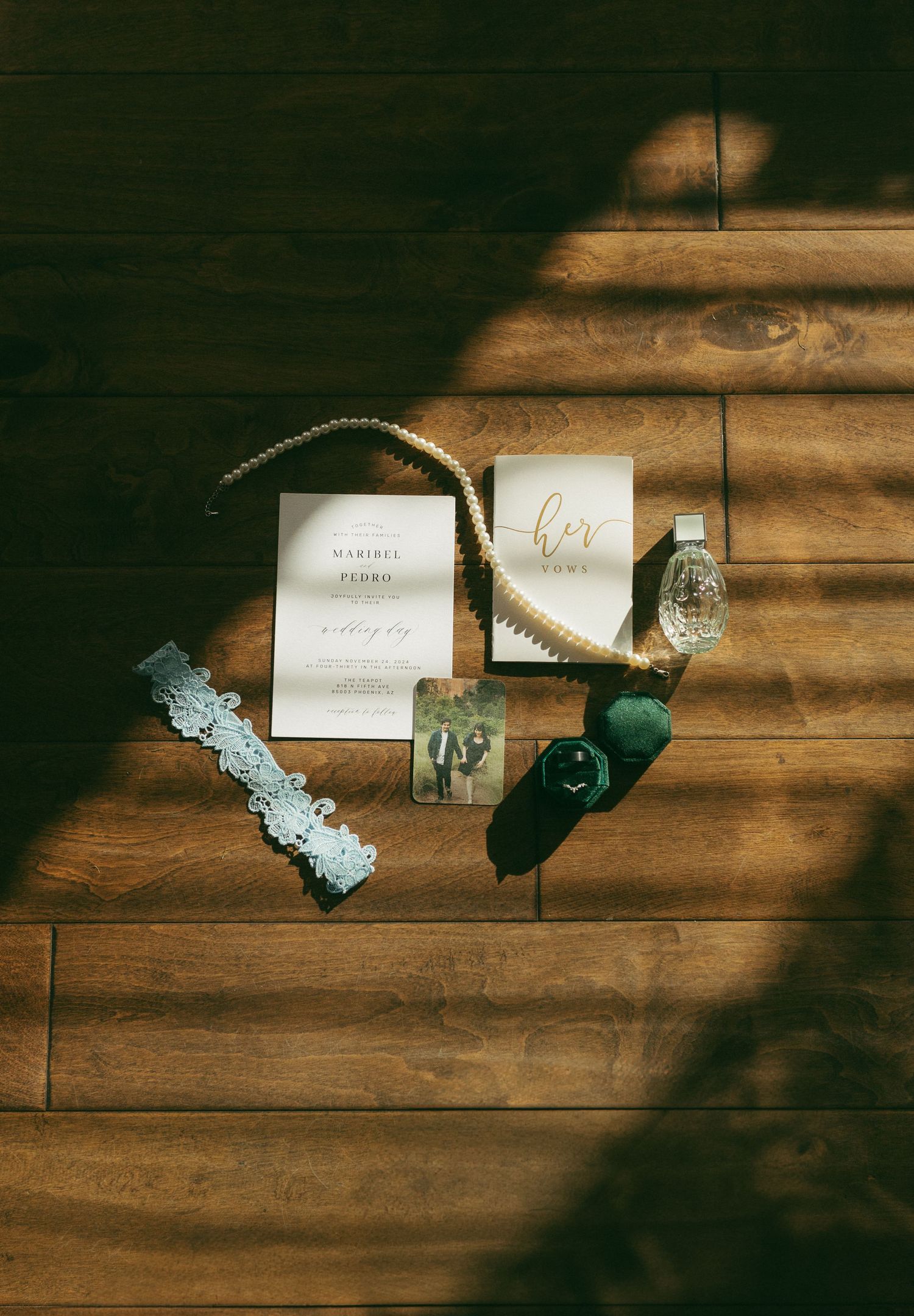 Film-inspired tones
Cinematic storytelling photography
Romantic and nostalgic feel
Natural light and soft colors, Editorial yet candid photo