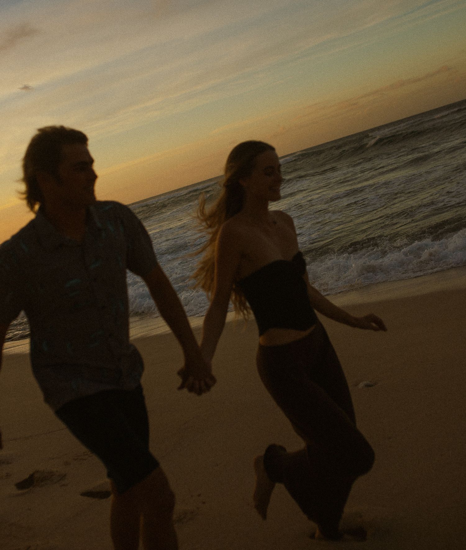 Couples beach photos in Hawaii