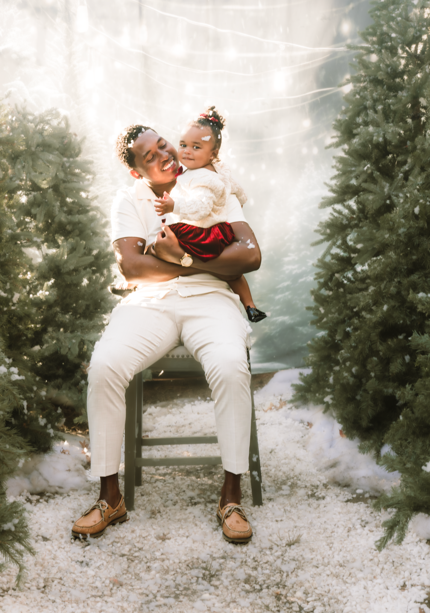 A romantic outdoor couple portrait session shows intimate moments shared on a bench surrounded by evergreen trees.