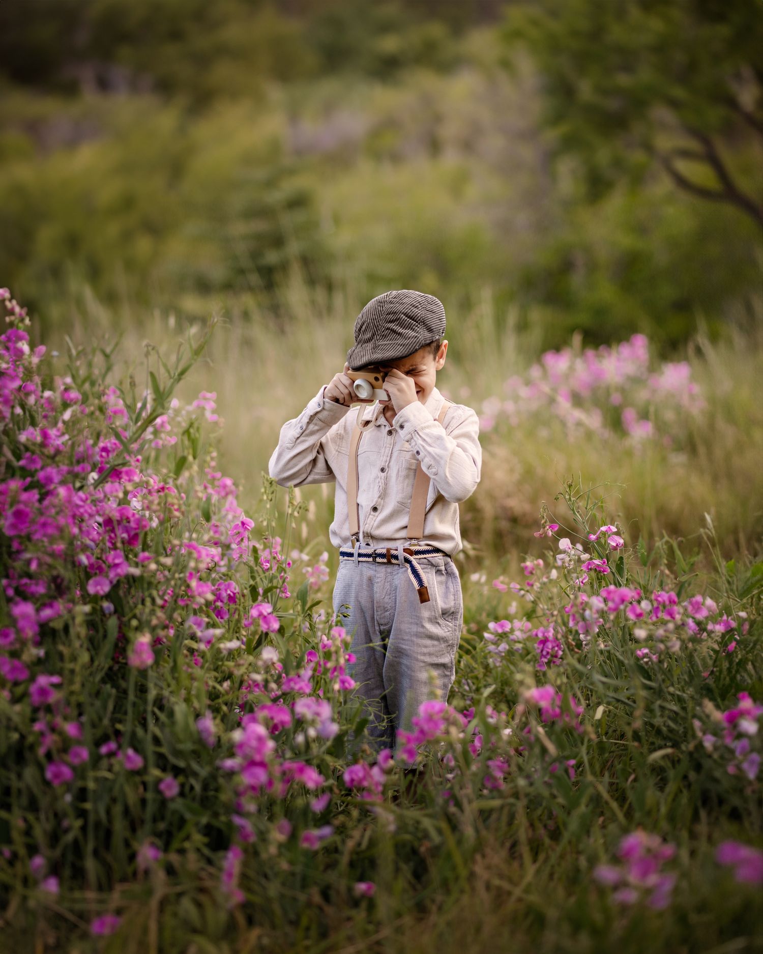 Niño explorando la naturaleza durante sesión