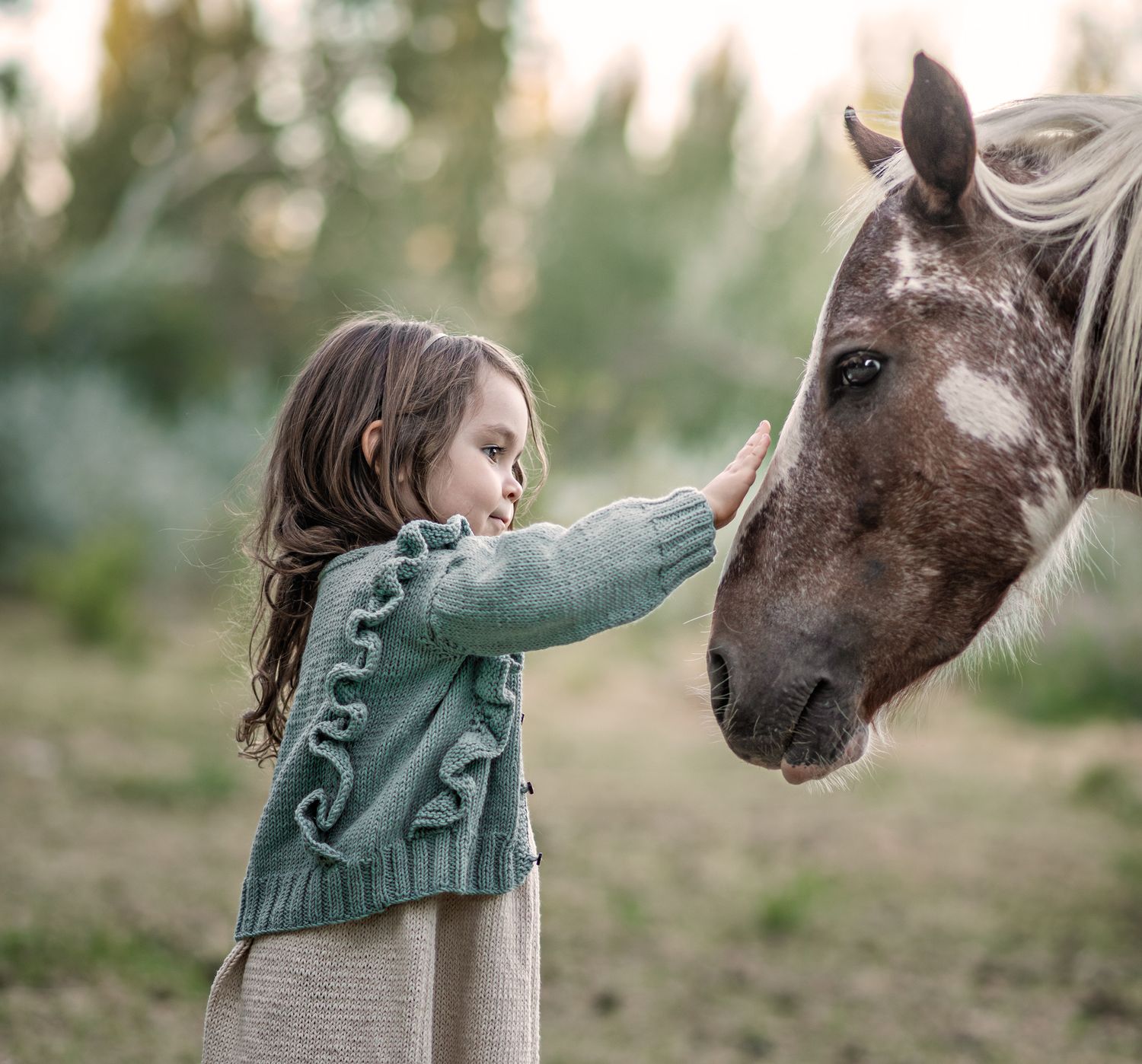 niña y caballo en sesión en exteriores