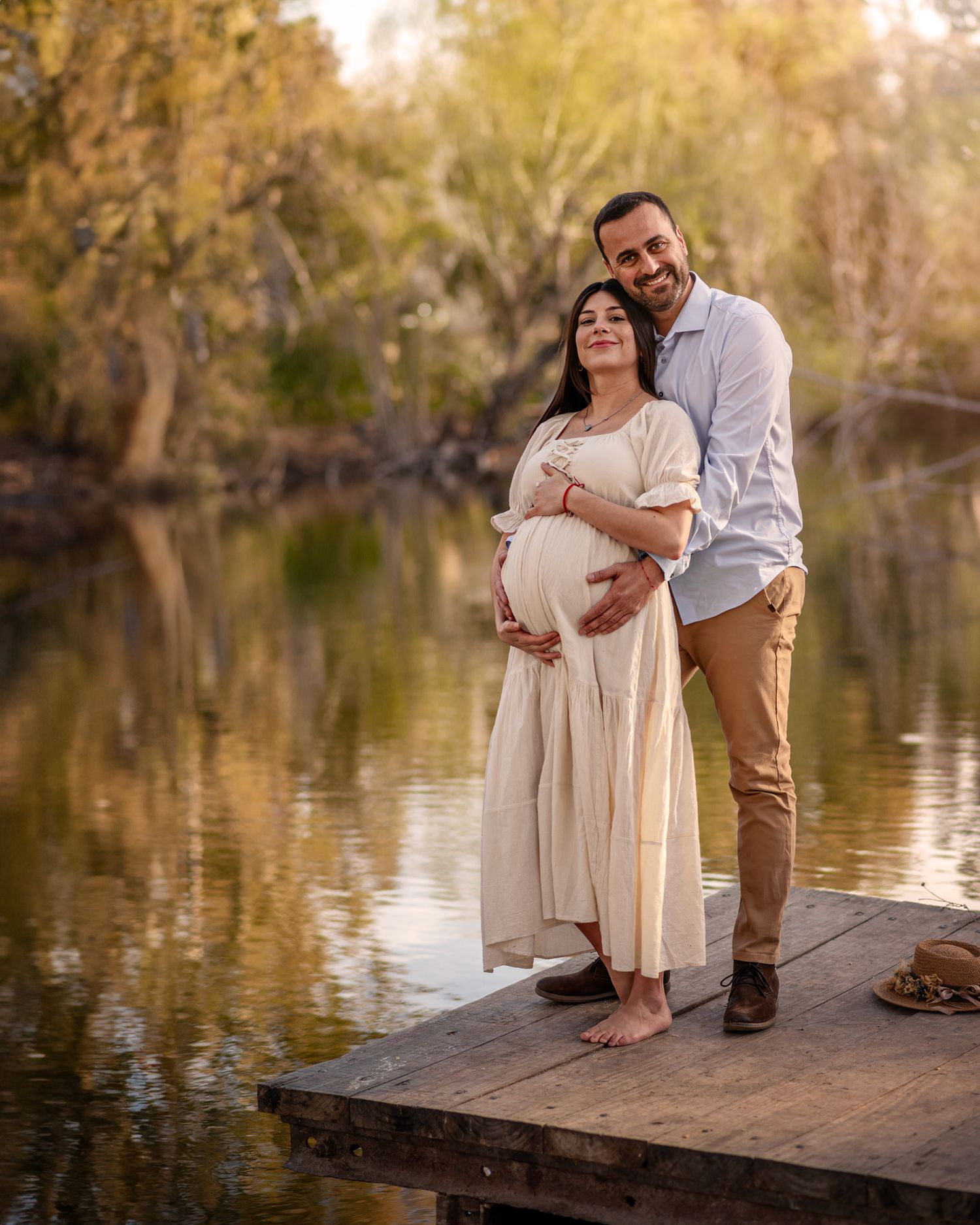 Familia abrazándose durante sesión fotográfica