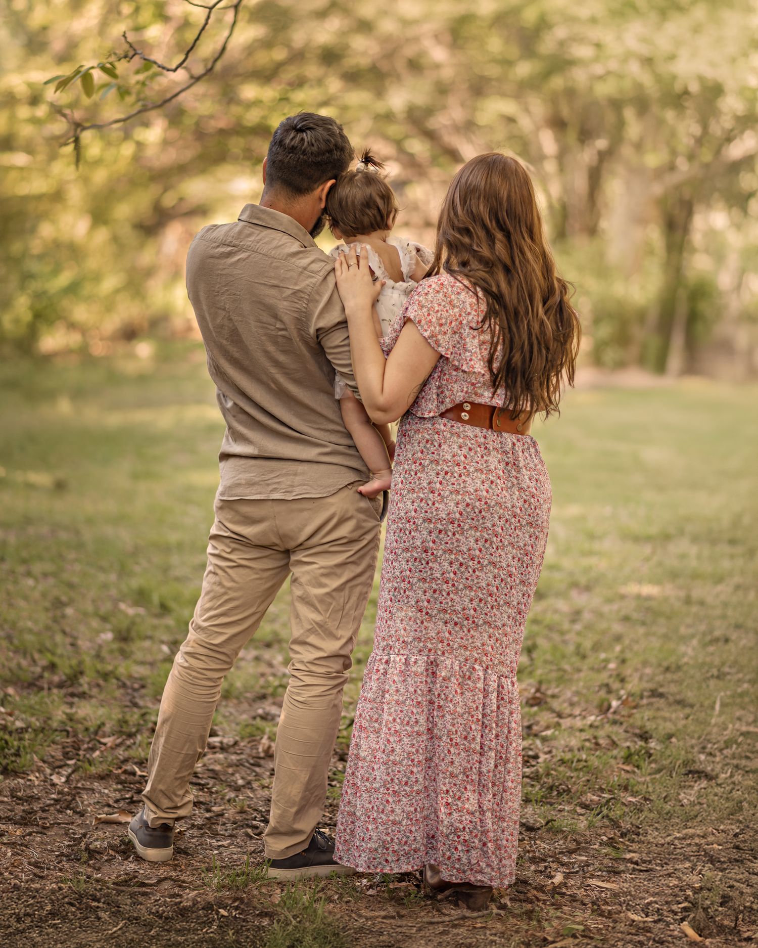 Fotografía natural de niño pequeño en exteriores