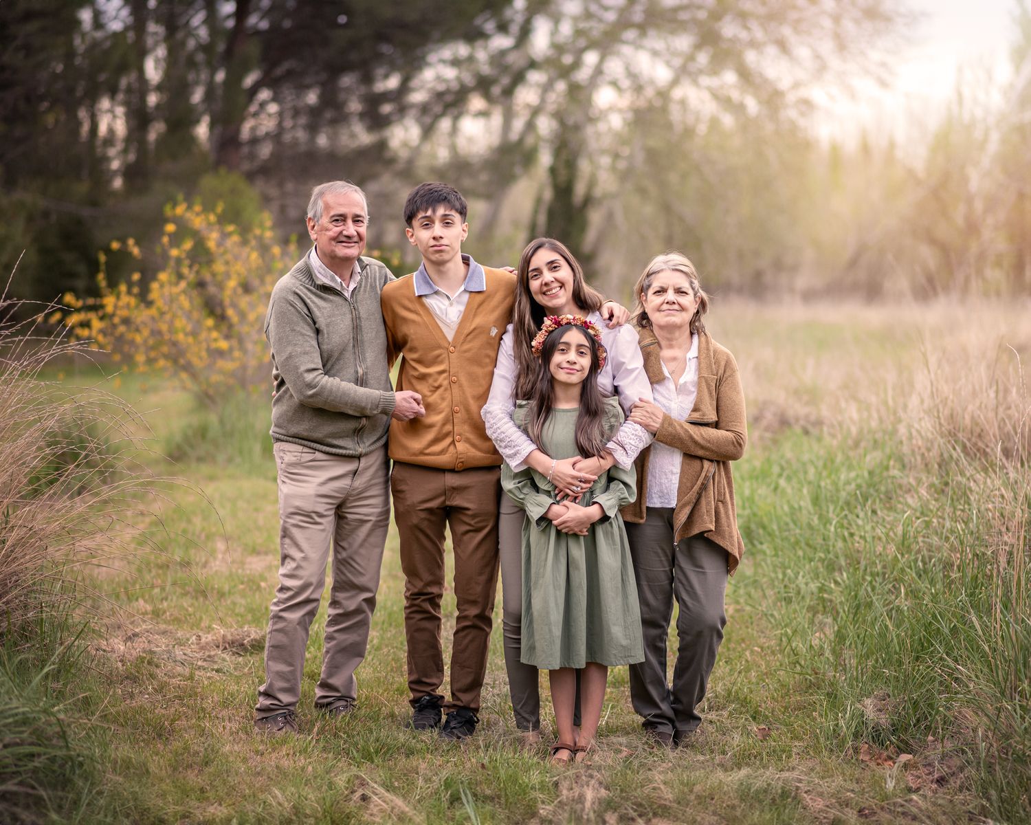 Familia disfrutando momento espontáneo en sesión