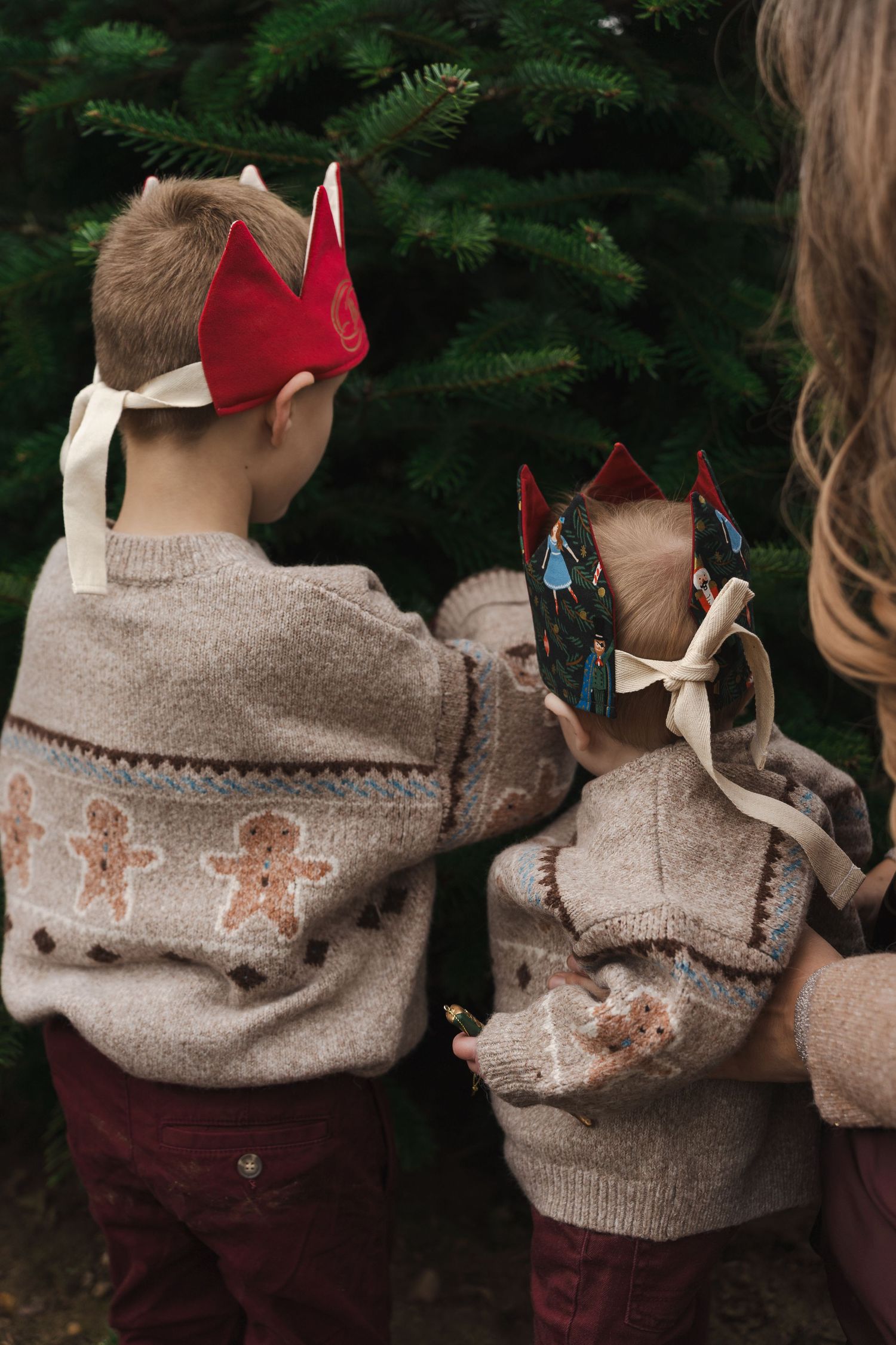 A festive holiday family moment captured at a Christmas tree farm in Leicestershire taken by Shots by Maz Photography