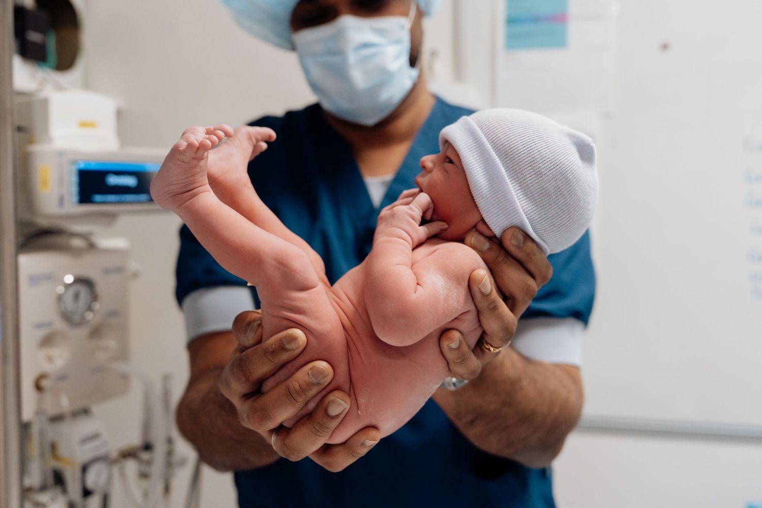 geboortefotograaf keizersnede sectio Mac papa ziekenhuis Erasmus baby geboorte fotograaf birth photography deurloo mother assisted womb pose
