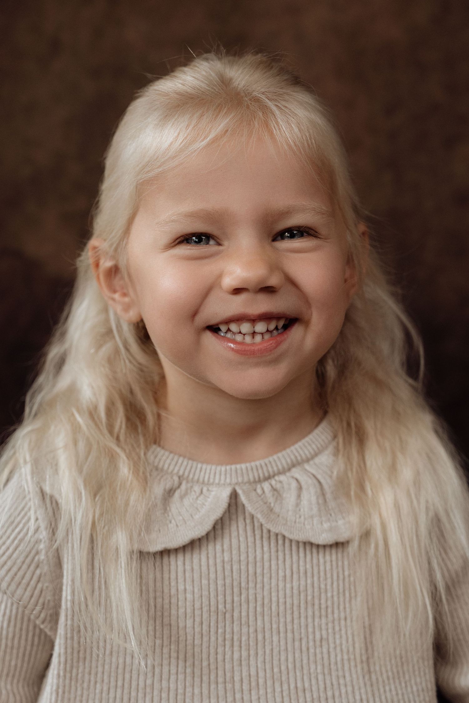 portretfotograaf Nieuwegein portret fotoshoot professioneel kind baby peuter schoolfoto portretshoot meisje warm liefdevol vrolijk