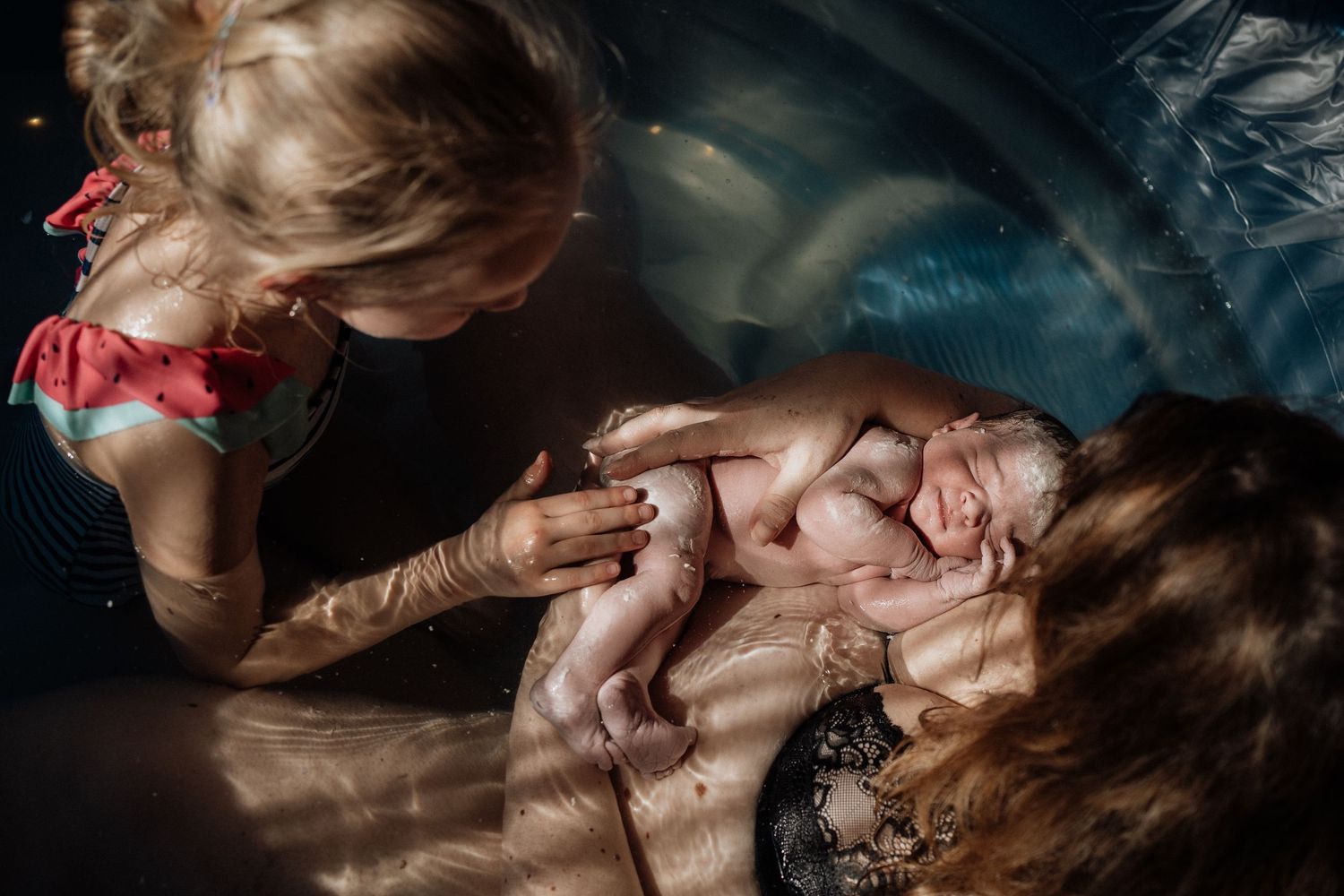 geboortefotografie geboorte fotograaf utrecht badbevalling baby hands-off natuurlijk ouderschap photography vernix geboorteverhaal Mac