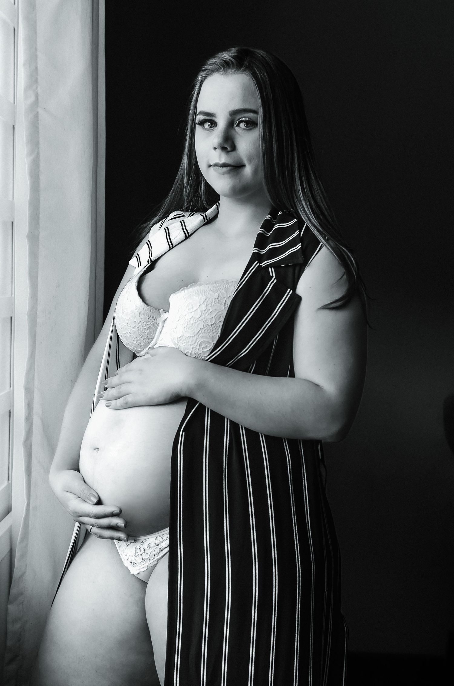Ensaio gestante com luz natural uma parte na casa da cliente e outra parte no Bosque do Alemão, Curitiba.