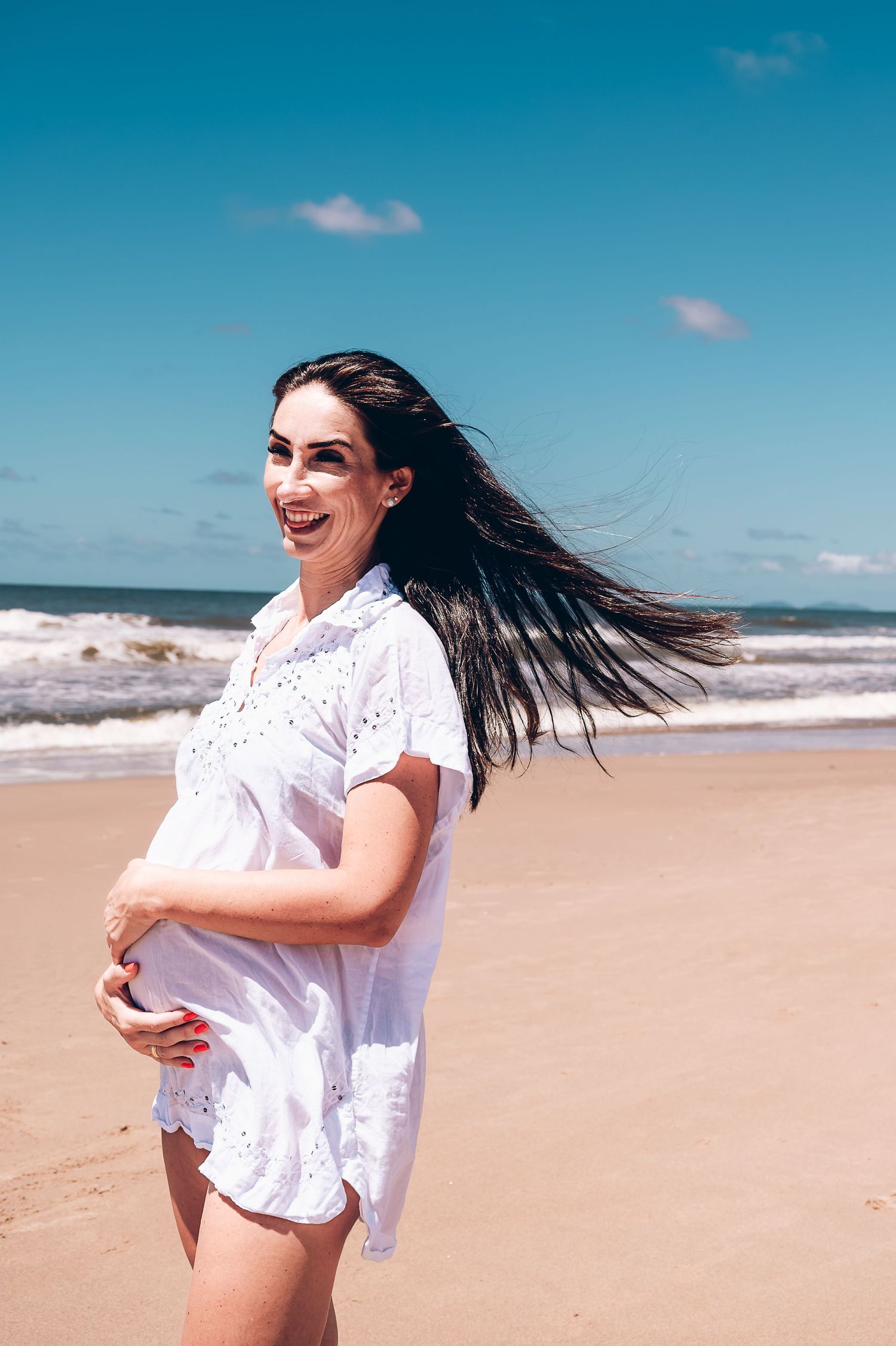 Ensaio gestante em família com luz natural na praia de Guaratuba, Paraná.