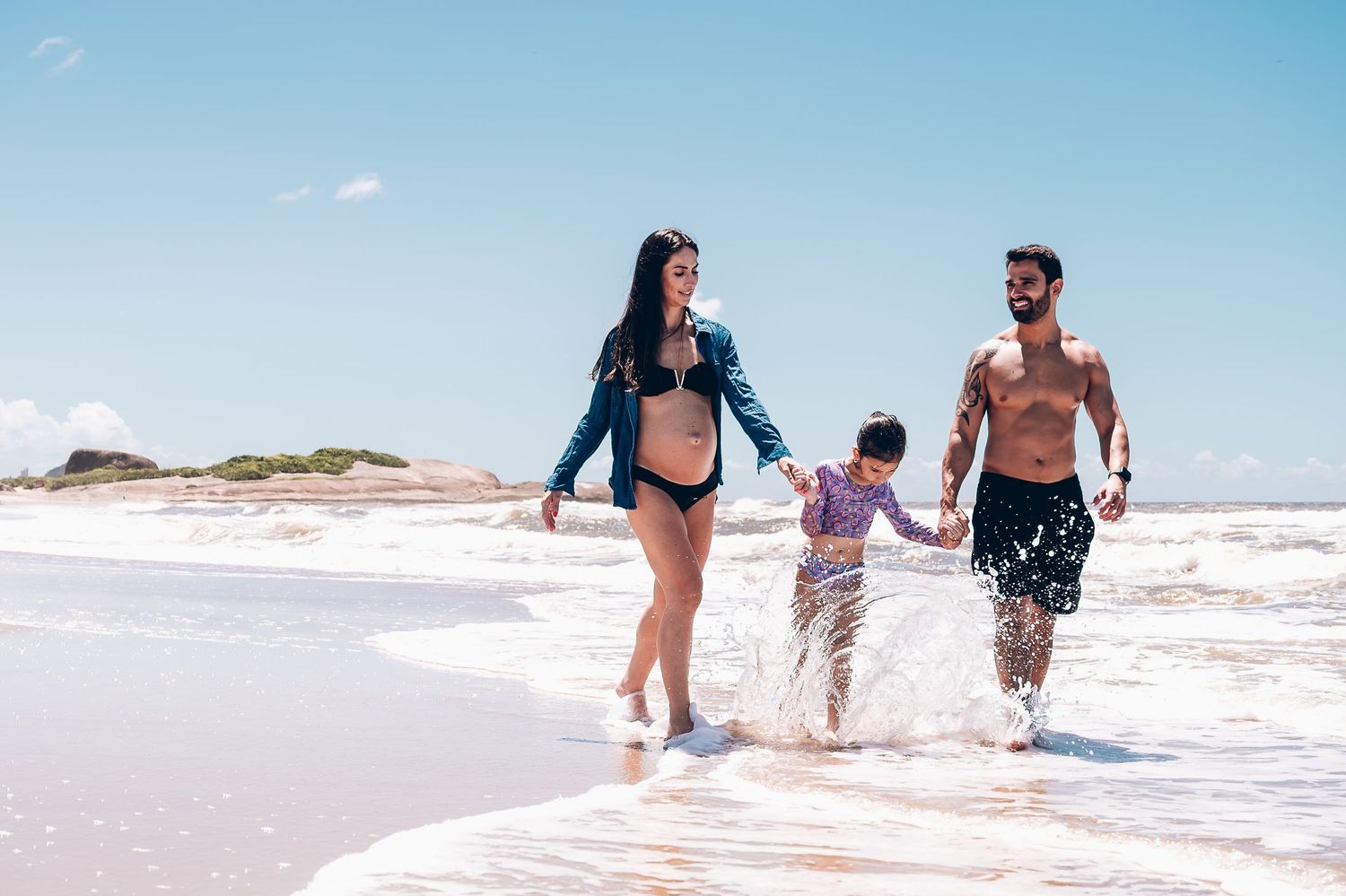 Ensaio gestante em família com luz natural na praia de Guaratuba, Paraná.