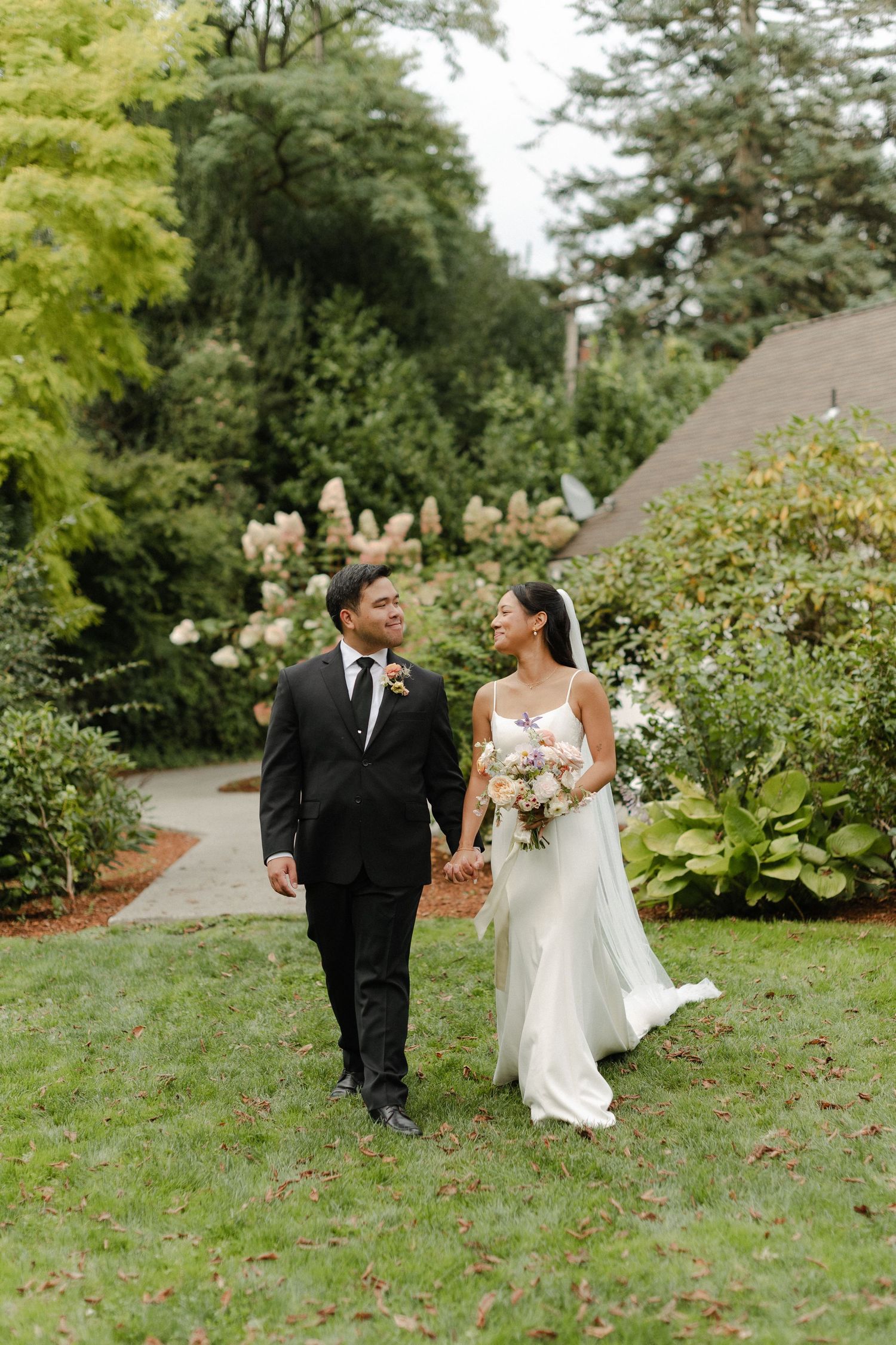 Seattle couples photos Seattle wedding photographer casual natural modern timless