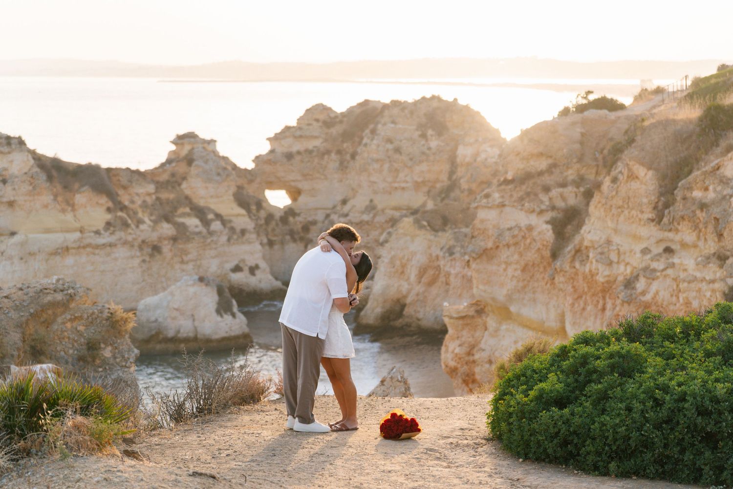 Engagement proposal photoshoot with ocean view at Três Irmãos Alvor
