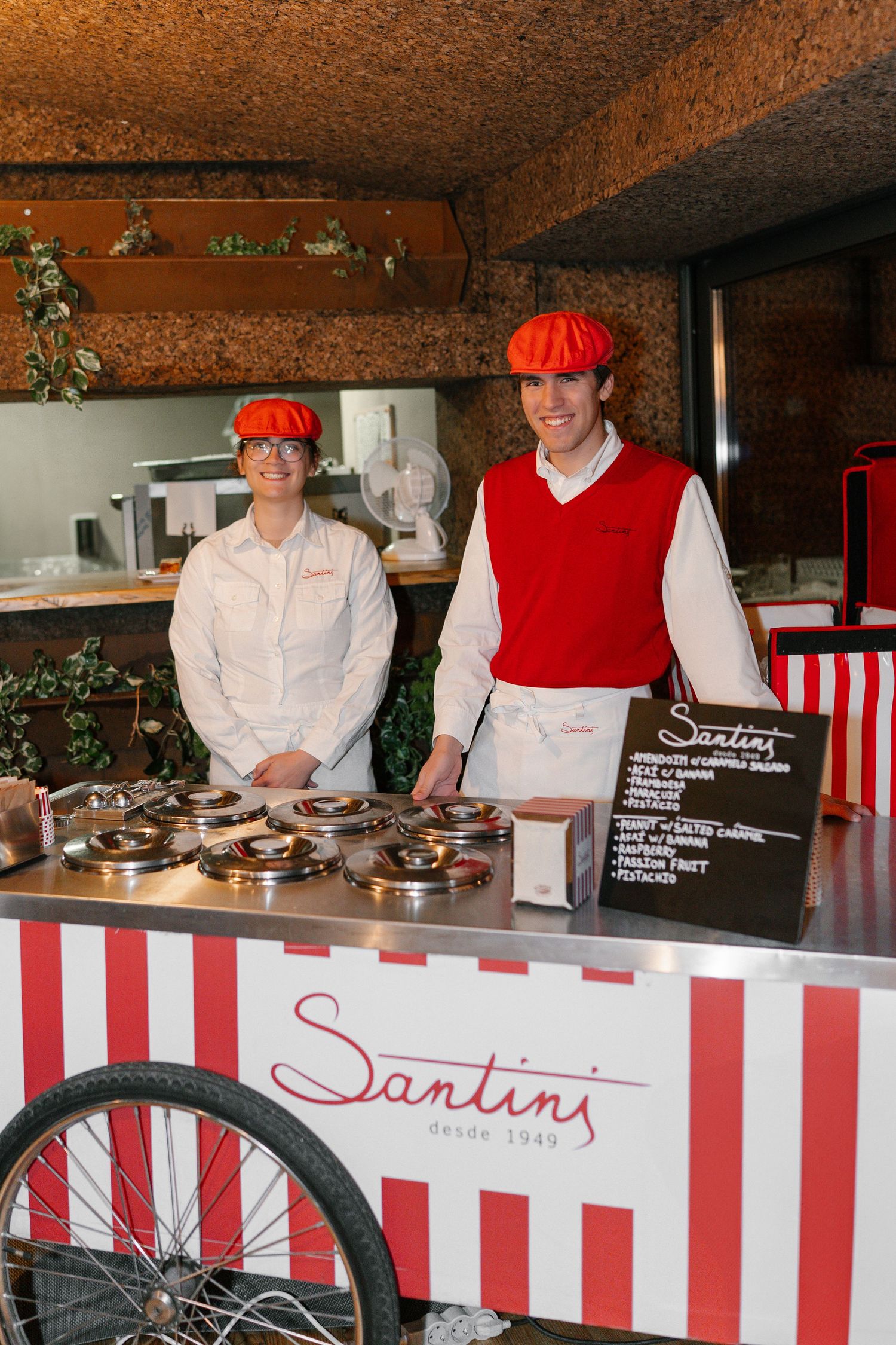 Santinis icecream surprise at wedding in Charm Nature Boutique Hotel in Sintra