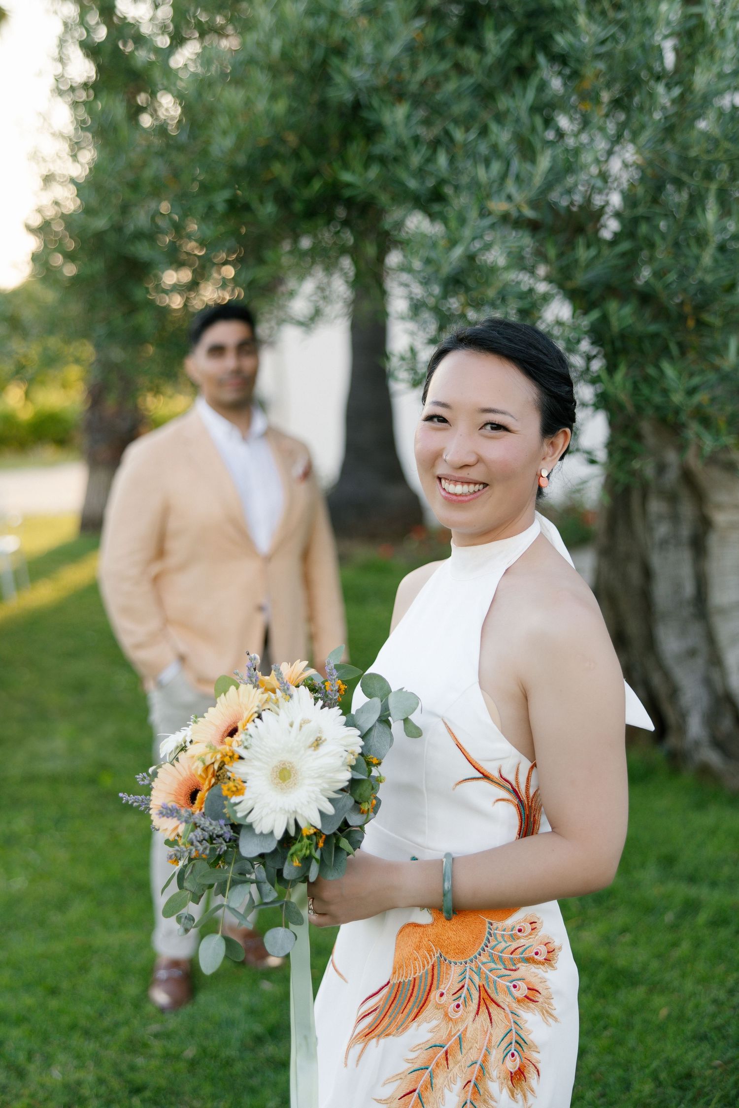 Romantic moment of the wedding couple in the garden of a villa in the Algarve taken by Wedding photographer Tavira