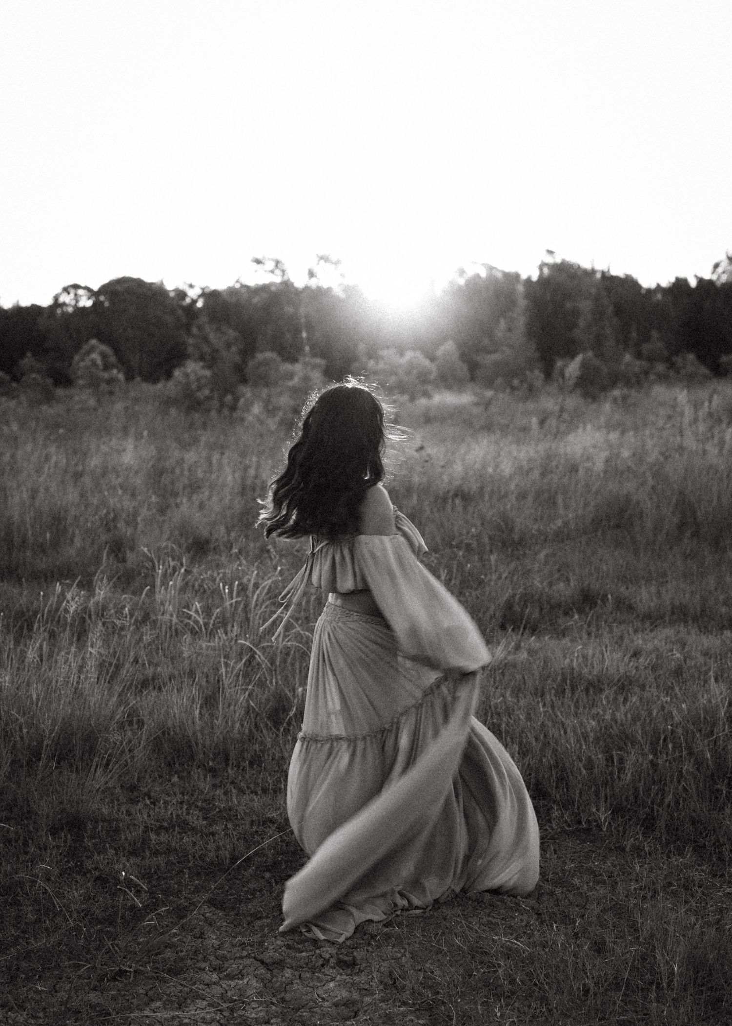 maternity session outdoors at sunset