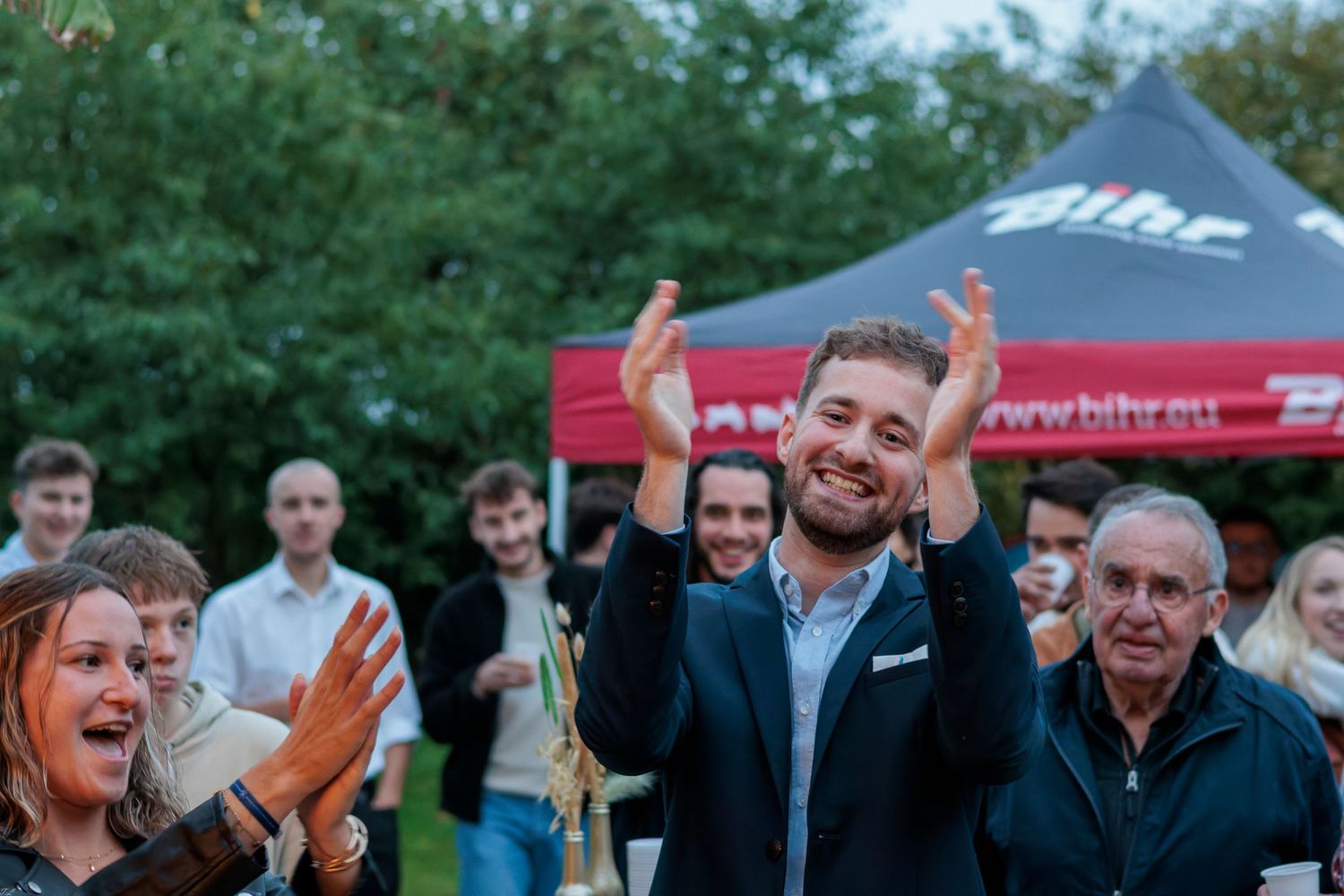 Un frère et une sœur sourient et applaudissent