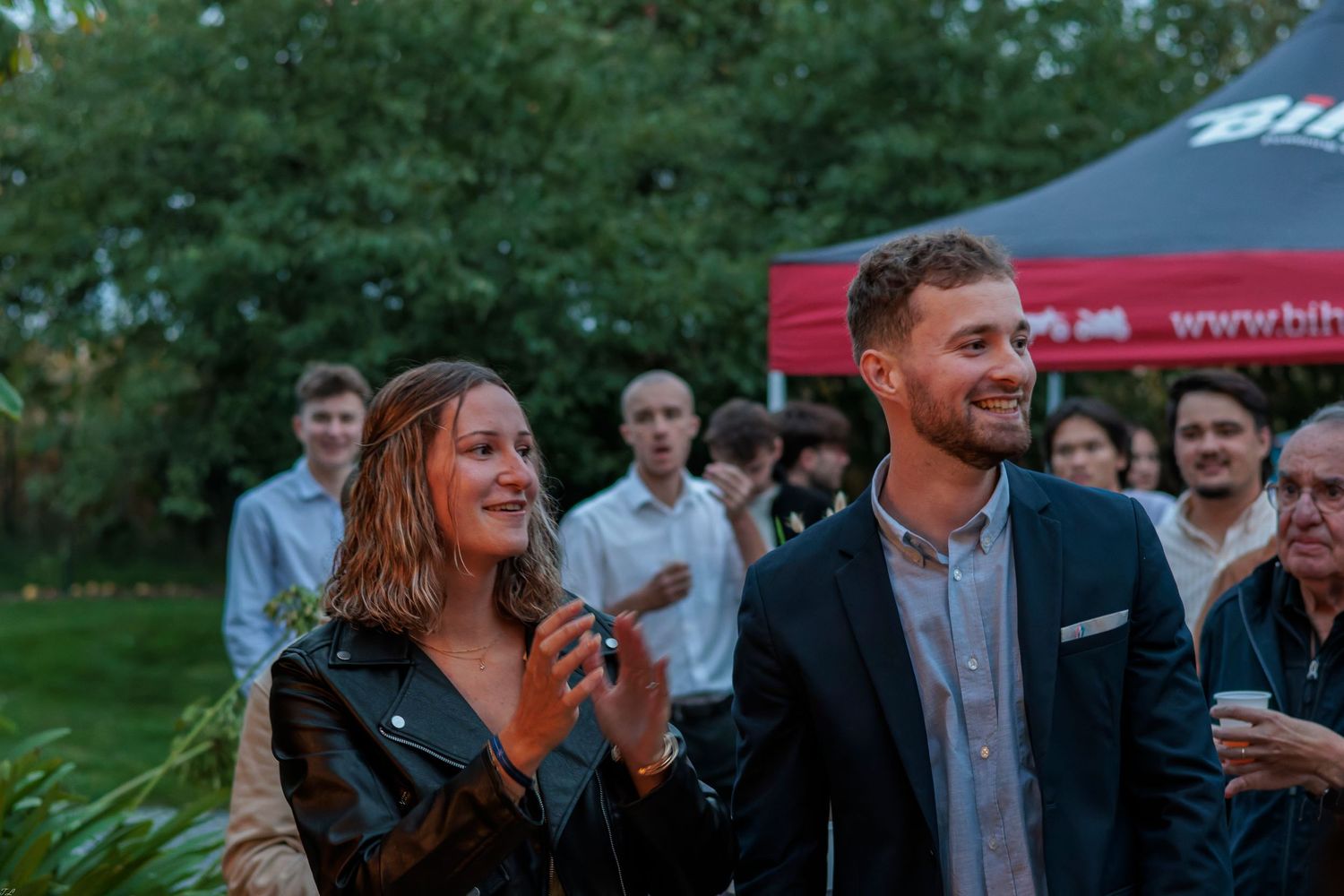 Un frère et une sœur sourient et applaudissent