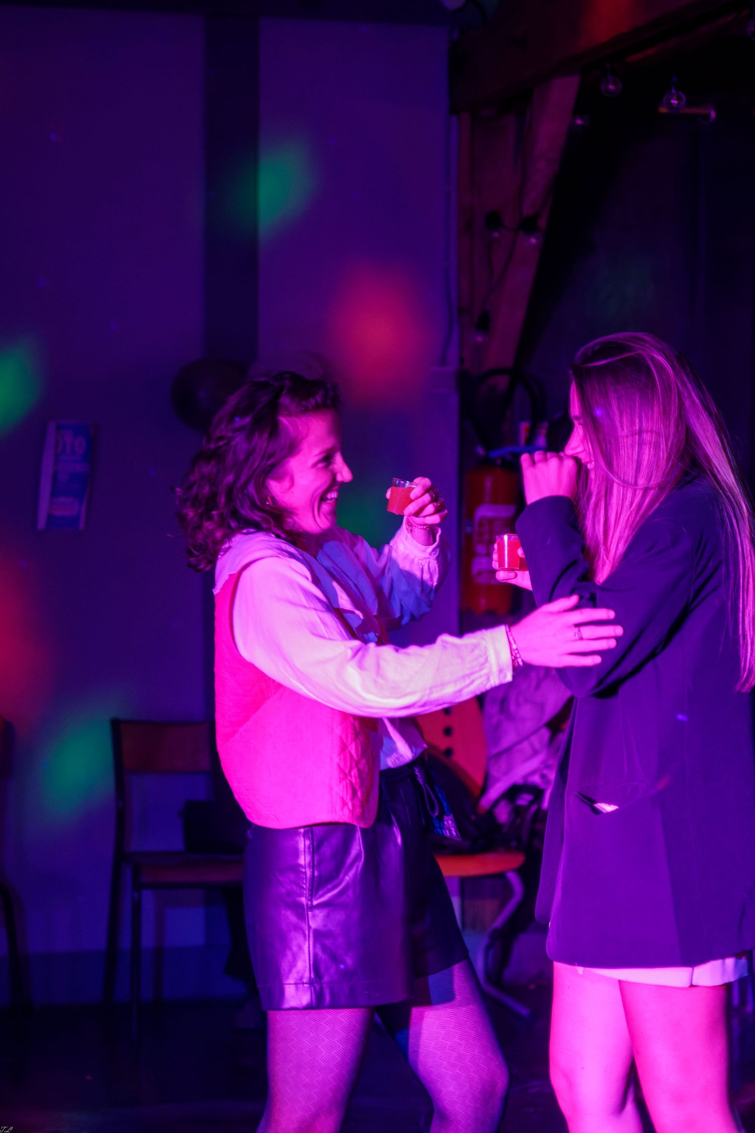 Deux jeunes femme danse et rigoles