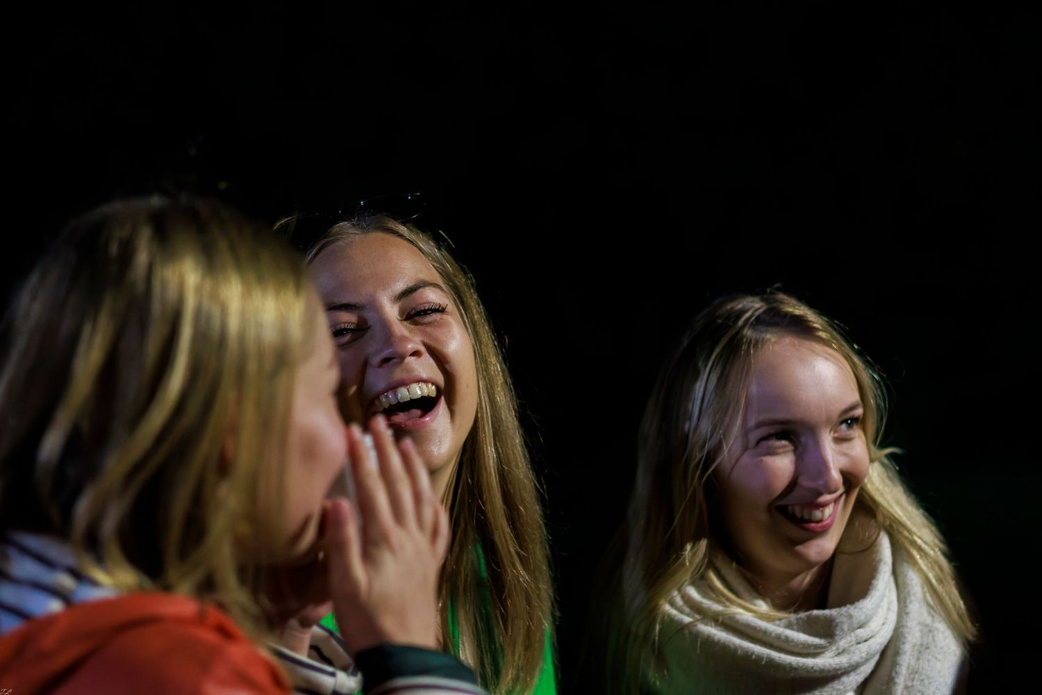un groupe de jeune femme rigole