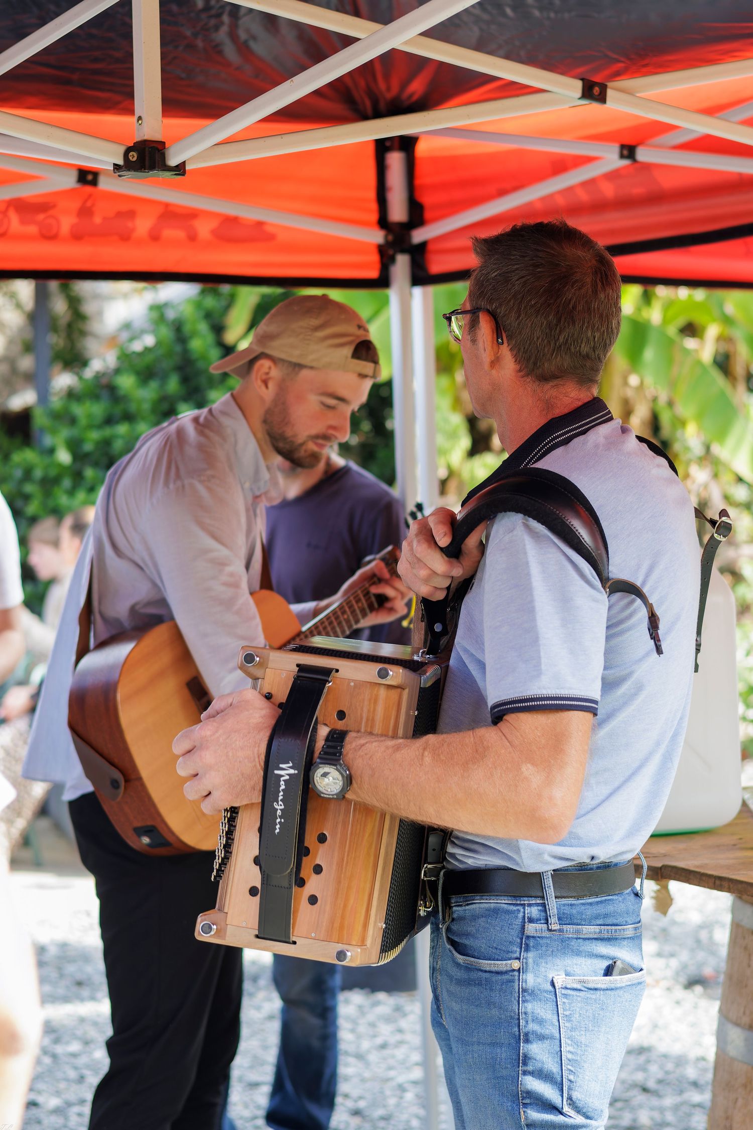 Un père et un fils joue de la musique