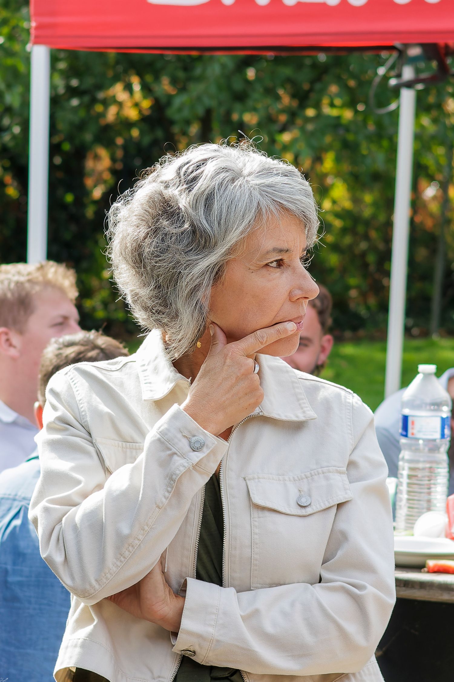 Une femme regarde a droite pensivement