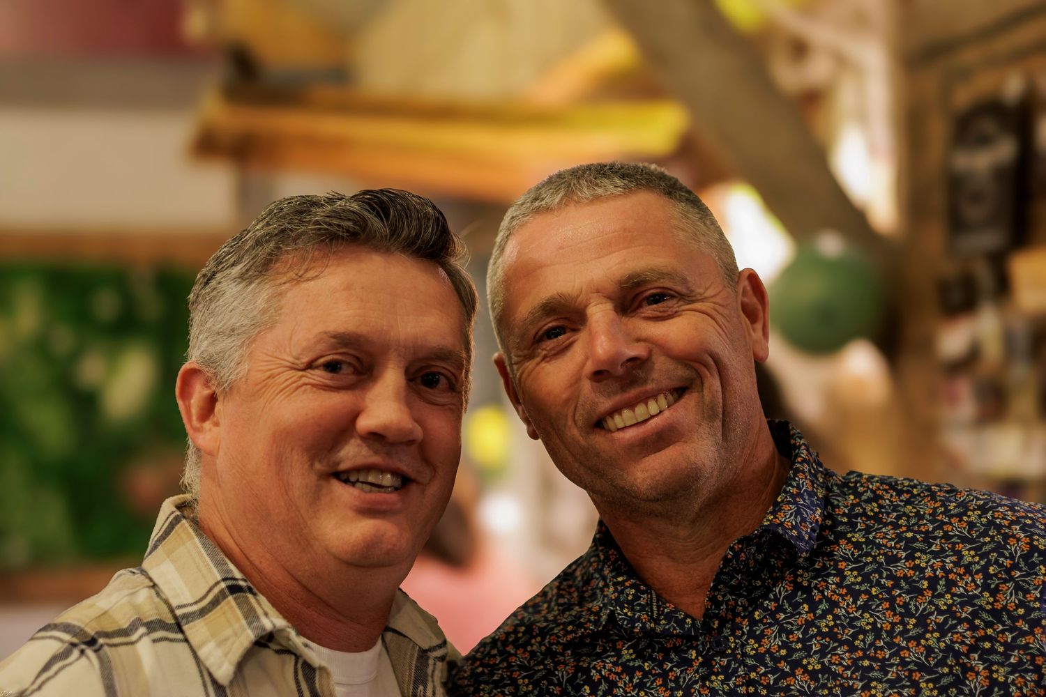 Deux homme posent et souries
