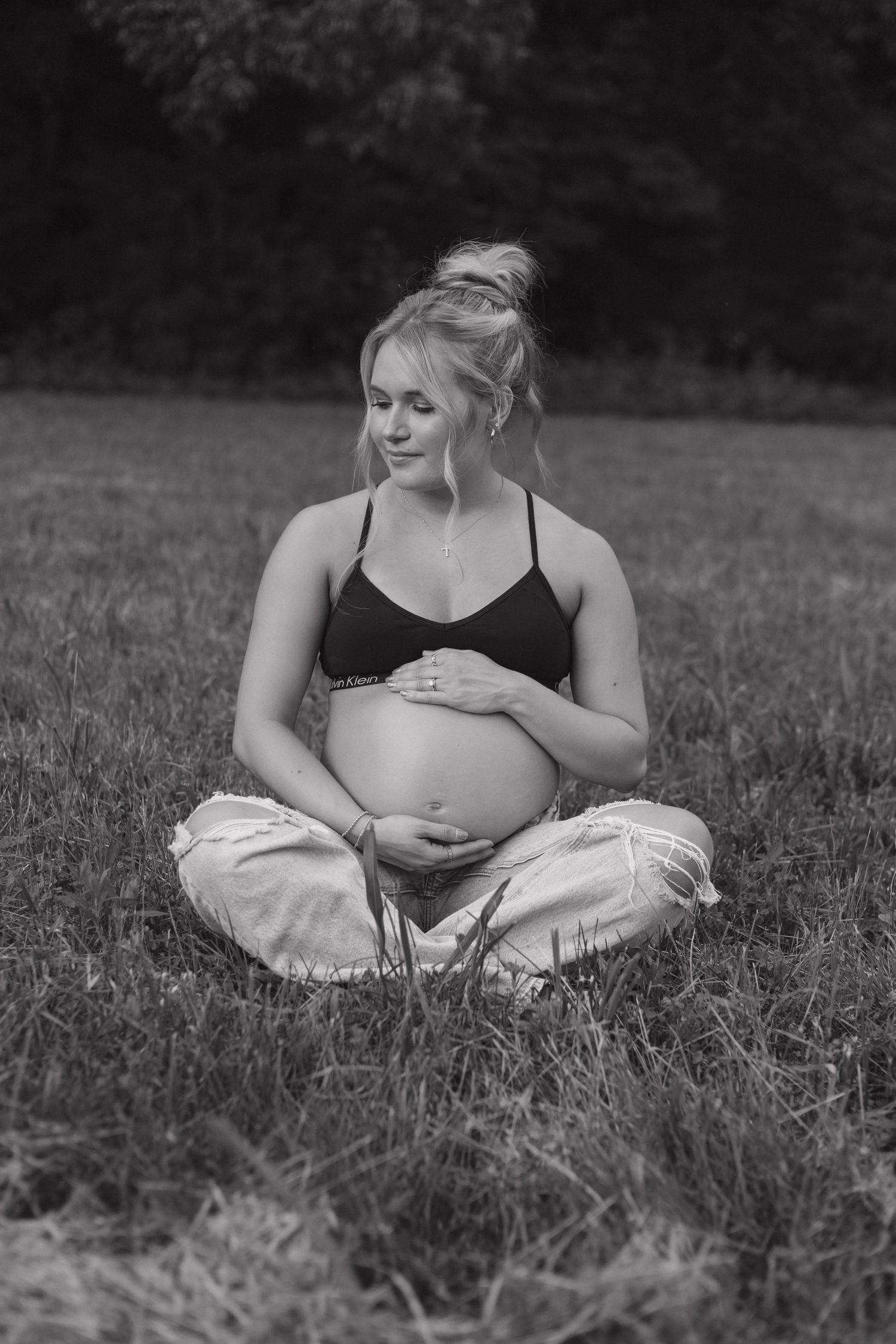 Maternity photos in a field Powhatan Va