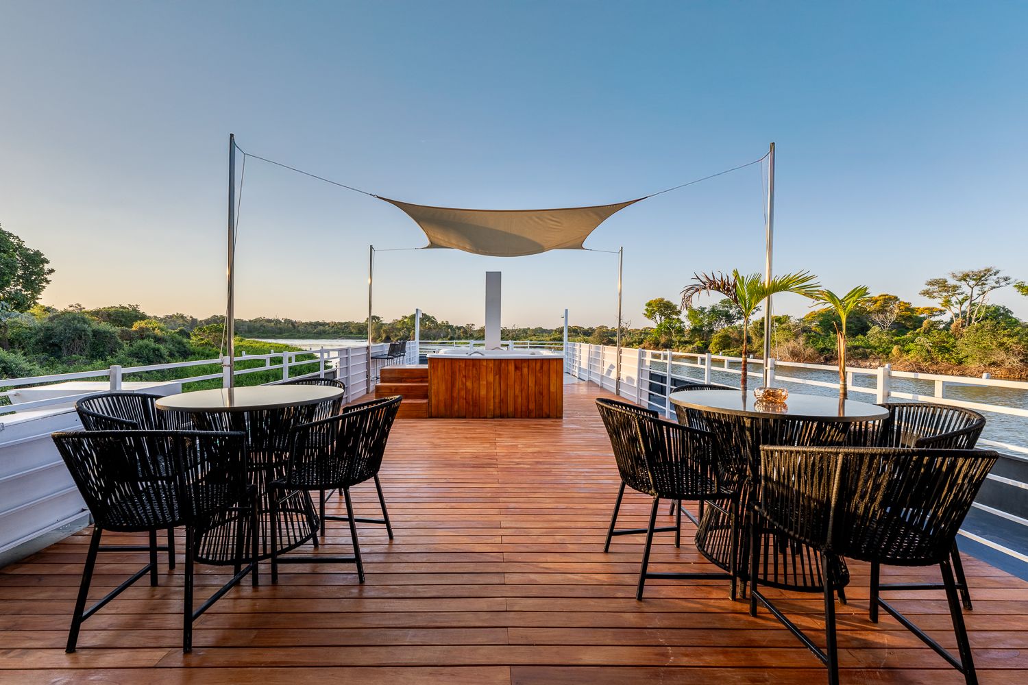 Pantanal flotel outdoor area