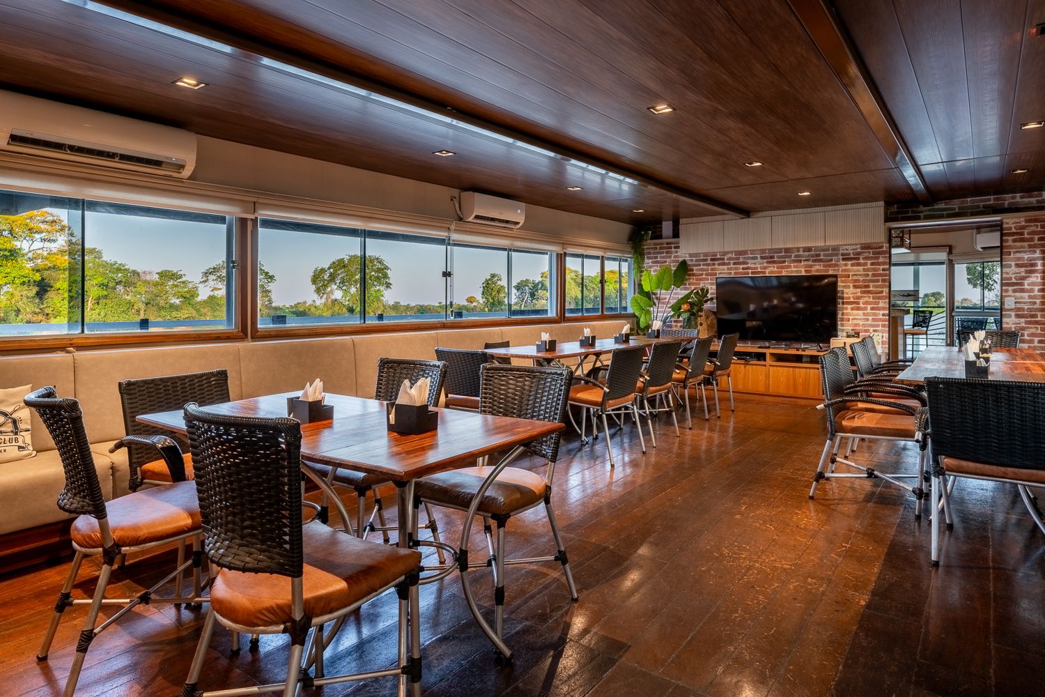Pantanal flotel dining area