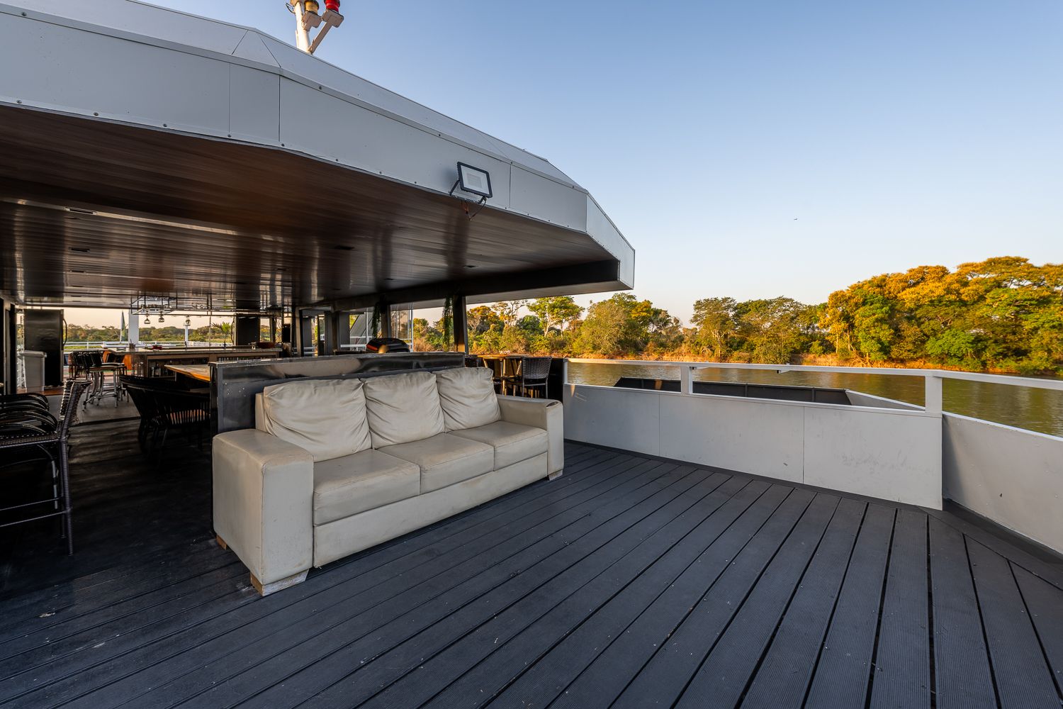 Pantanal flotel outdoor lounge