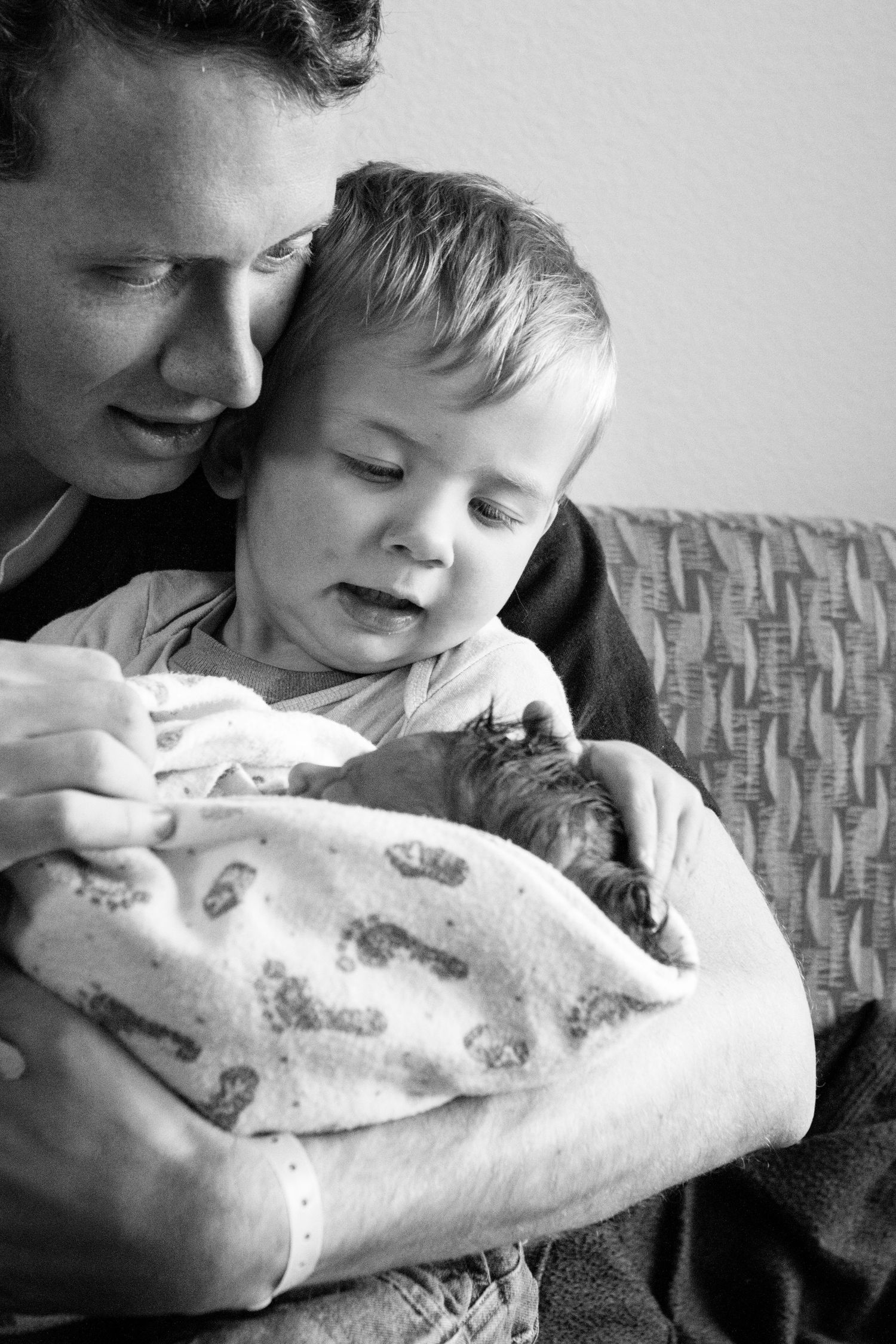 big brother meeting newborn baby after birth