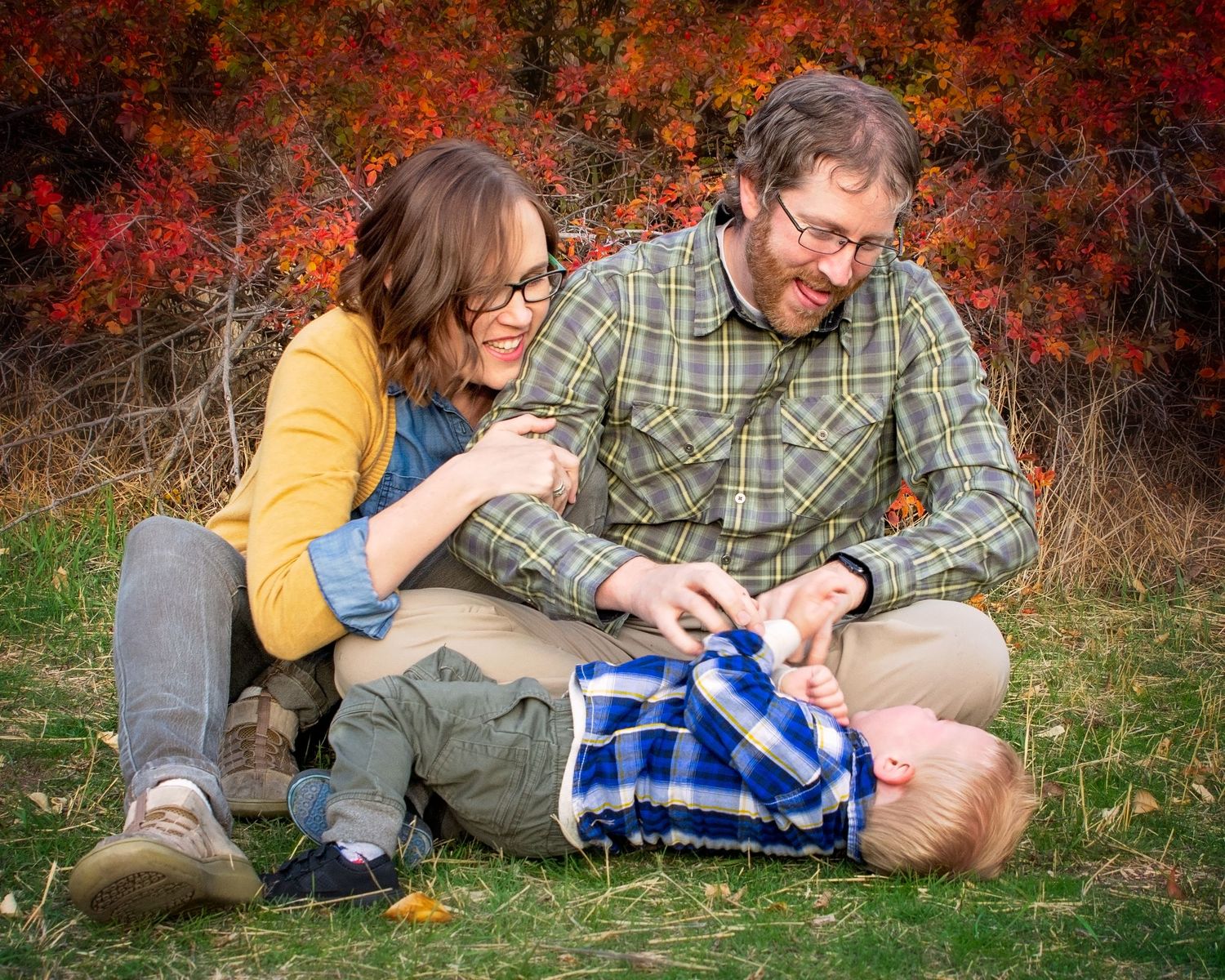 parents playing with child during family photos