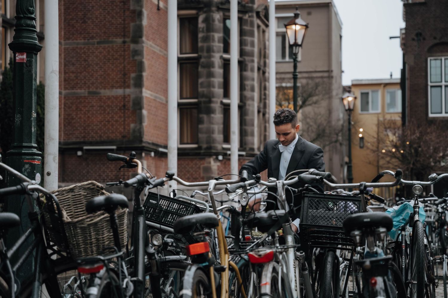 Promovendus pakt fiets