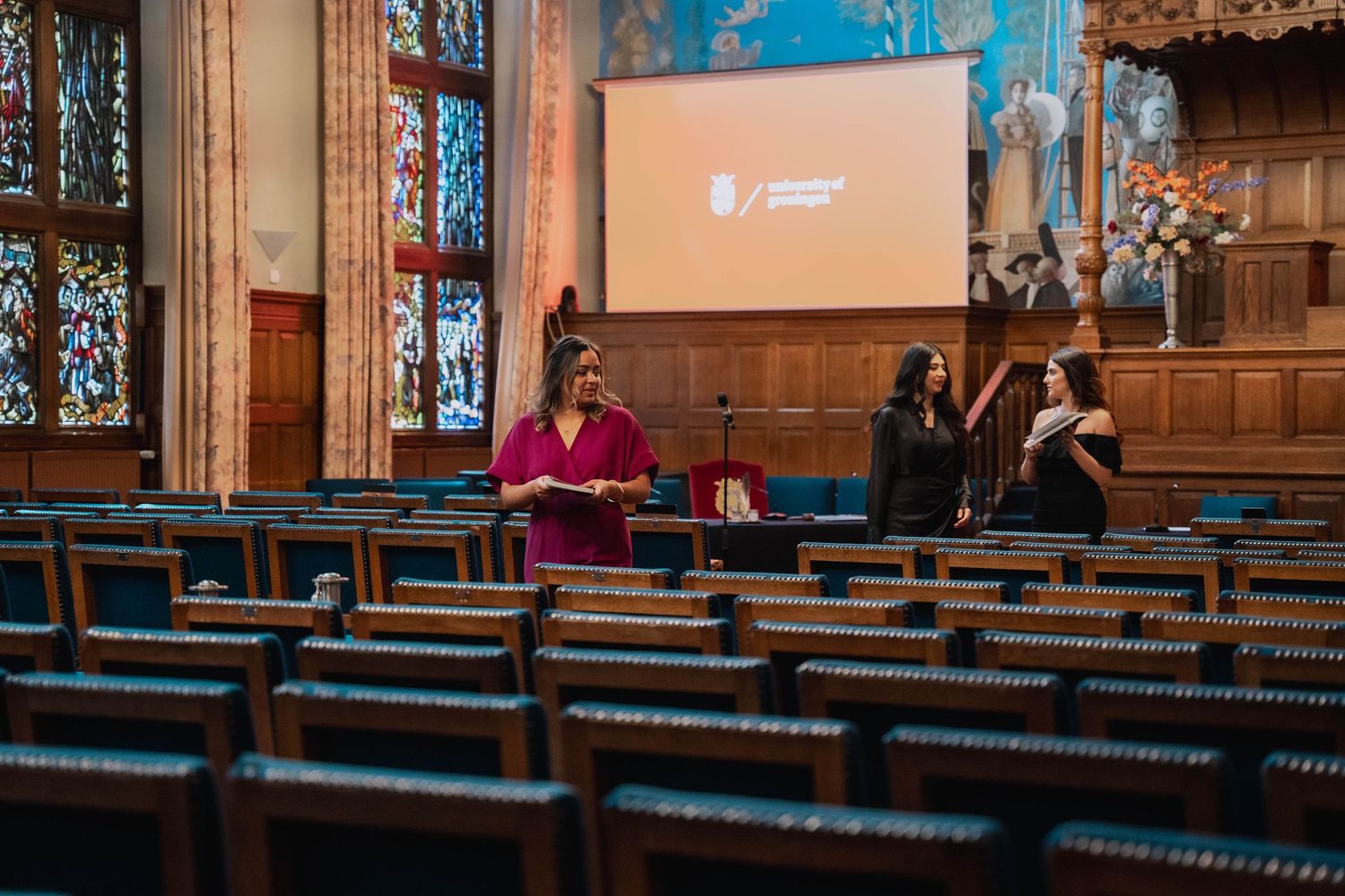 PhD student met paranimfen in aula