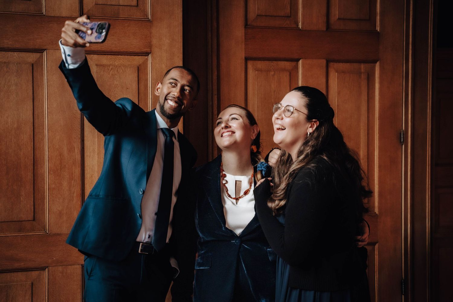 PhD candidate and paranymphs taking a selfie