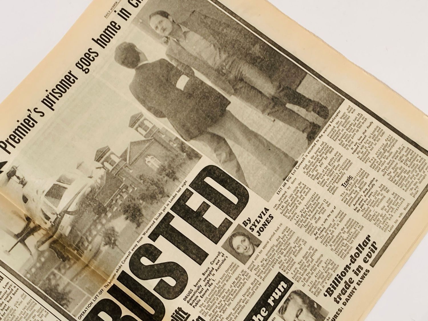 Australian drugs baron Bruce Cornwall escorted from prison van to waiting helicopter. Daily Mirror cutting with photos by Danny Elwes