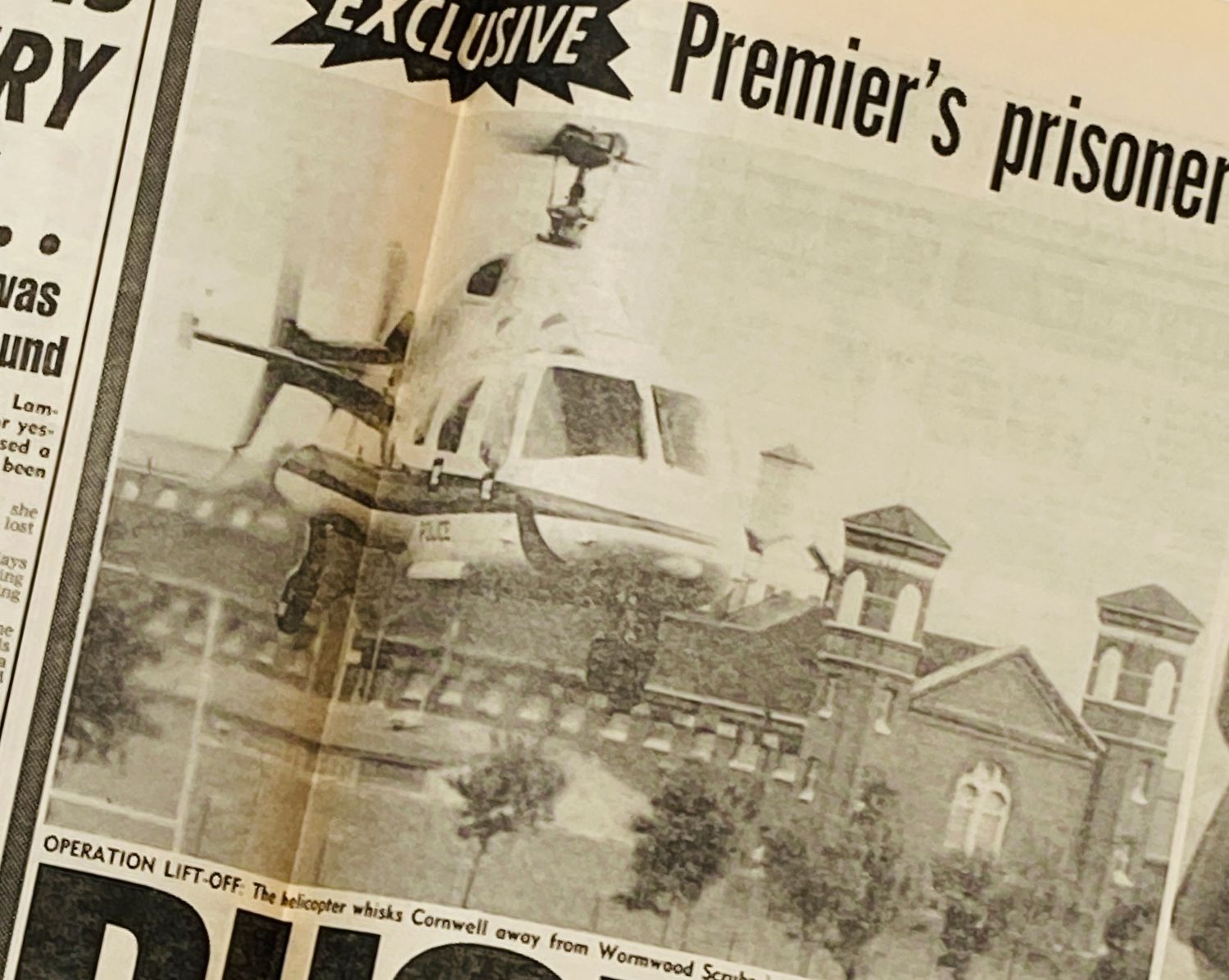 Police Helicopter carrying Australian drugs baron Bruce Cornwall leaves Wormwood Scrubs Daily Mirror cutting with photos by Danny Elwes