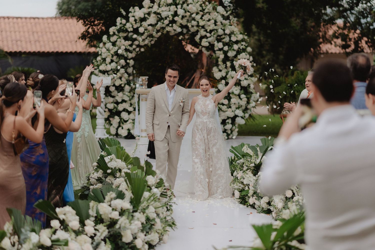 salida de novios recien casados en ambiente natural, en santa marta